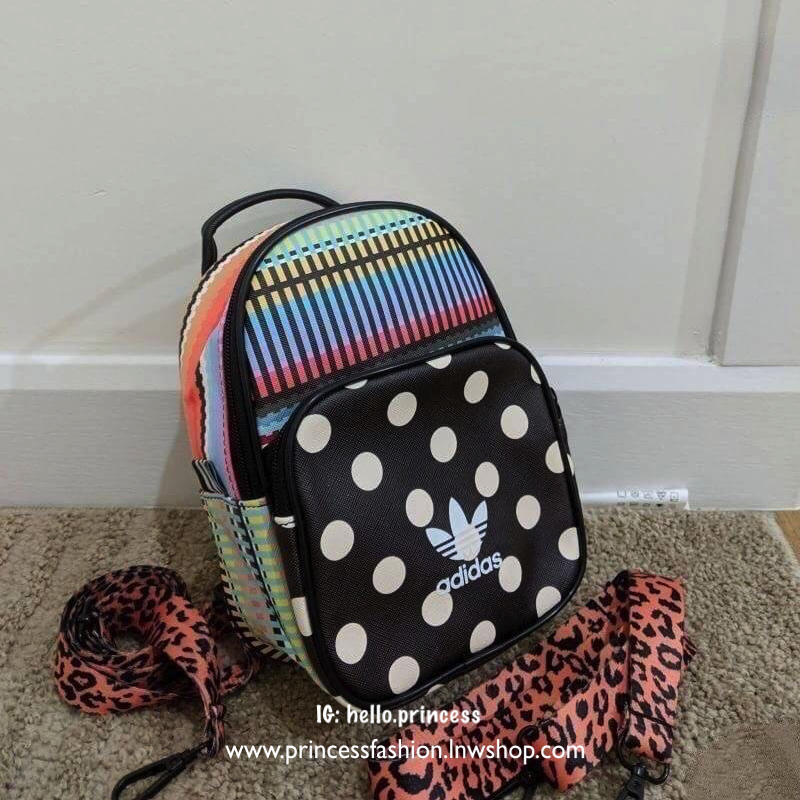 ADIDAS 2WAY MINI BACKPACK Y2018 กระเป๋าเป้หรือสะพายสไตล์ Sport รุ่น Limited Edition ขนาดมินิ กำลังดี กันน้ำ น้ำหนักเบา ด้านหน้ามีโล้โก้และช่องซิป เปิดปิดด้วยซิปสะดวกใช้ หัวซิปแบรนด์ ภายในมีช่องใส่ของ หูจับถนัดมือ สายสะพายลายสวยเก๋เลื่อนปรับได้ freesize สา