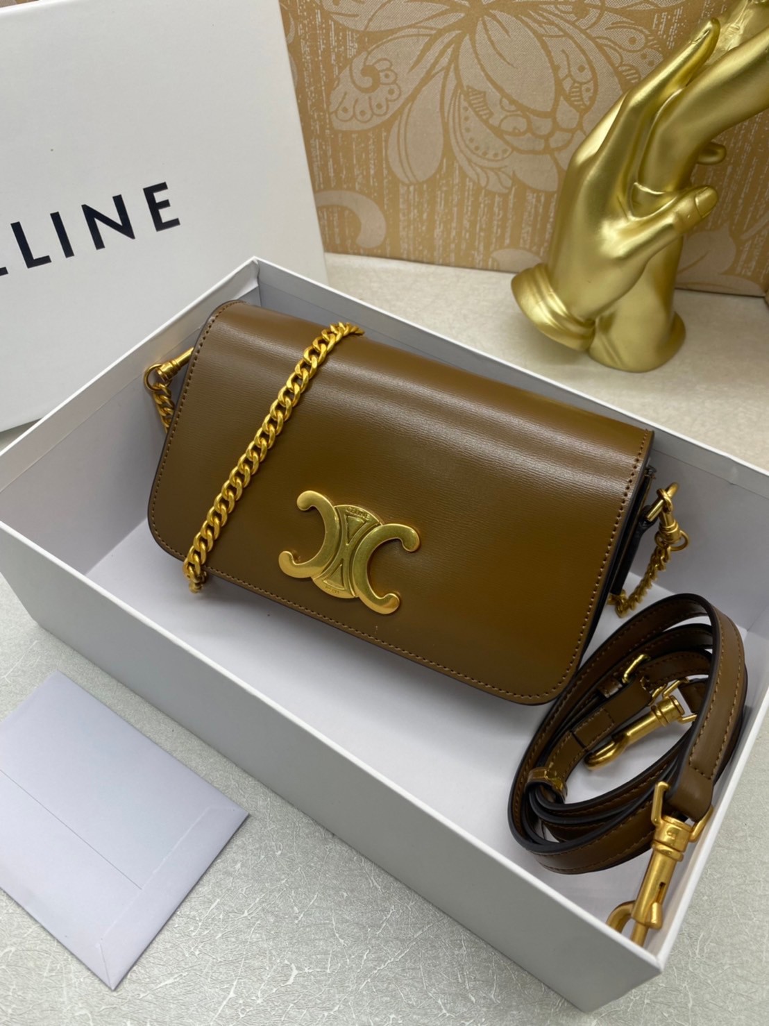 20cm CELINE SHOULDER BAG TRAPEZE IN SHINY CALFSKIN / CELINE POCHETTE BAG / CELINE TRIOMPHE BAG small รุ่นใหม่ล่าสุด ไม่มีไม่ได้เลยกับไอเท็มสุดคลาสสิค กระเป๋าสะพาย ทรงพอชสวยอยู่ทรง ดูดี ดูแพง สายถอดได้ ใช้งานสะดวก