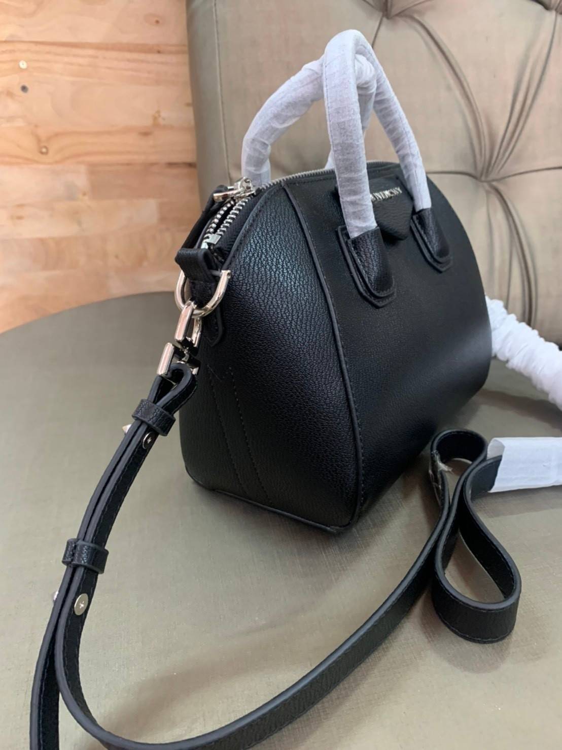Givenchy Antigona Mini leather shoulder bag กระเป๋าสุดคลาสสิก ใบเดียวก็เอาอยู่ Day to Night Bag เข้าได้กับลุค Smart Casual ด้วยทรงกระเป๋าที่ฐานกว้างใส่ของใช้ที่จำเป็นได้ทุกอย่าง วัสดุหนังแกะสังเคราะห์ (หนังนิ่ม) ขึ้นรูปเงา สวย ตั้งอยู่ทรง มาพร้อมสายสะพายต