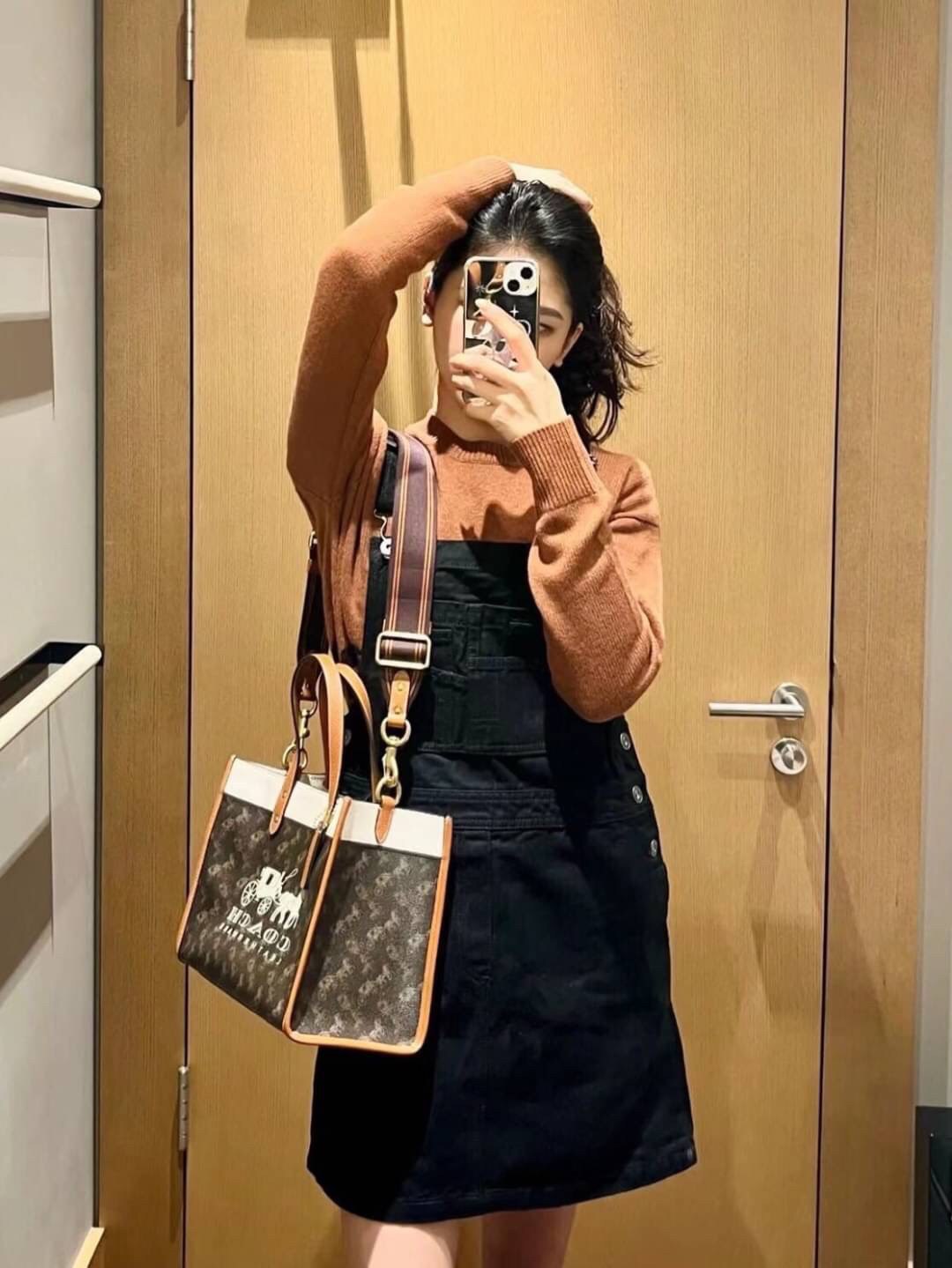 COACH FIELD TOTE 30 WITH HORSE AND CARRIAGE PRINTAND CARRIAGE BADGE 📣พร้อมส่งที่ไทย ใหม่ล่าสุด บอกเลยสีสวย สุดคลาสสิคมากๆ