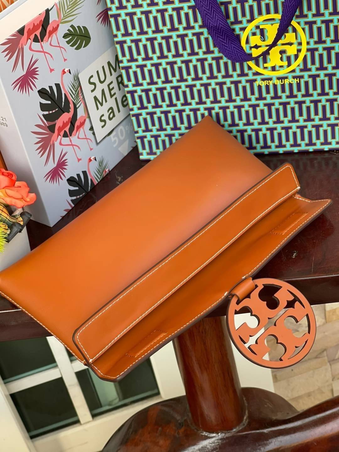 Tory burch Miller Metal clutch กระเป๋าคลัทช์ดีไซน์เรียบหรูออกแบบมาได้อย่างลงตัว ด้วยรูปทรงที่สวยงามและทันสมัย จากแบรนด์ Tory Burch ขนาดกำลังดี สามารถใส่กระเป๋าสตางค์หรือเครื่องสำอางค์ได้ตามขนาดกระเป๋า ในเรื่องของดีไซน์และอะไหล่สีทองดูแมทช์กันดีกับกระเป๋า 