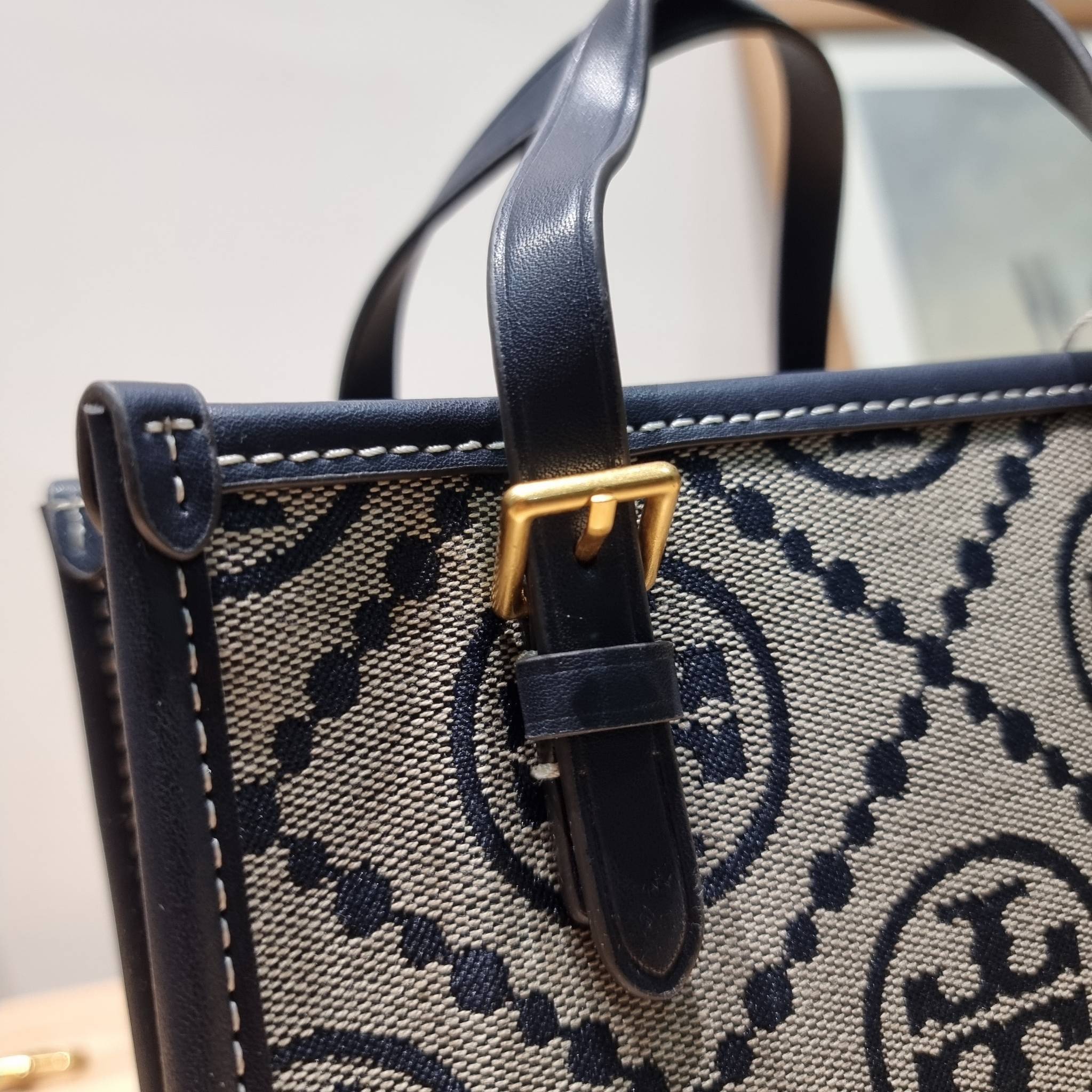 TORY BURCH MINI T MONOGRAM SQUARE TOTE รุ่นใหม่ล่าสุด คิ้วท์กว่าใคร! กับไอเท็มโมโนแกรมสุดฮิต กระเป๋าทรงโท้ทไซส์มินิ น่ารักน่าใช้มากๆ ให้คุณได้เพลิดเพลิน และคล่องตัวมากๆ