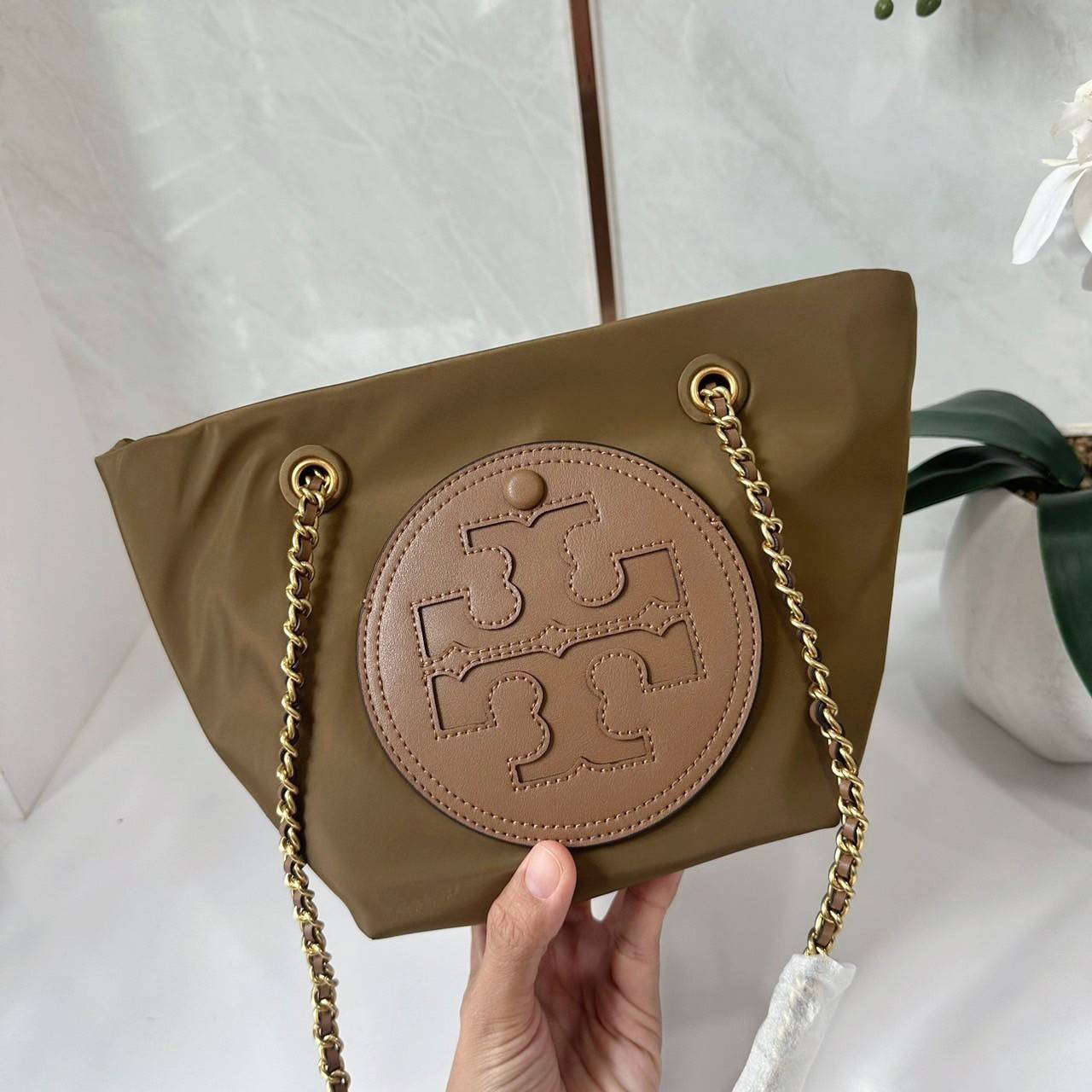 TORY BURCH Ella Chain Crossbody Nylon Bag กระเป๋าคล้องไหล่สายโซ่หรูหราโดดเด่นด้วยโลโก้หนังด้านหน้า สามารถปรับสะพายคอสบอดี้ สะพาลไหล่ได้