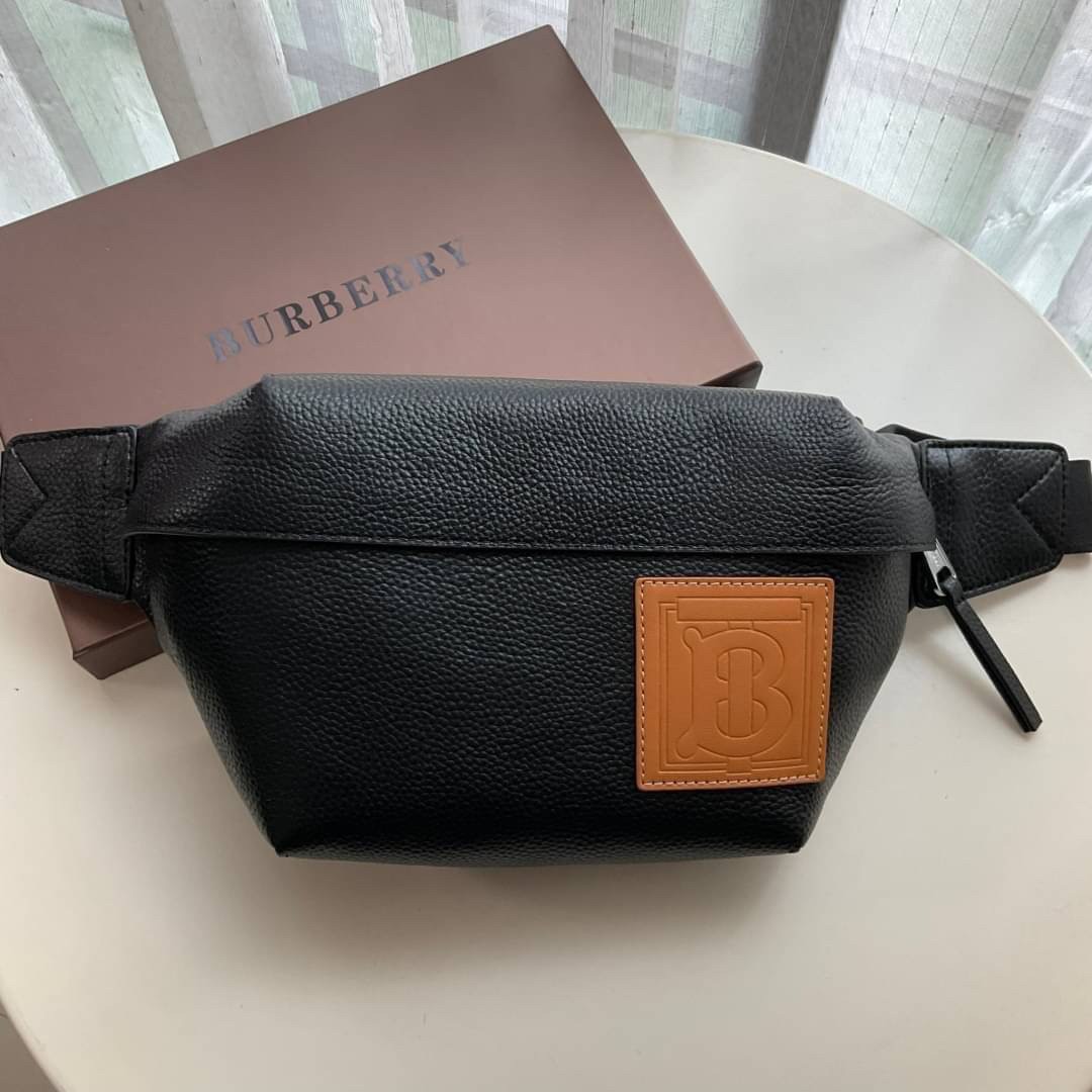 Burberry Medium Monogram Motif Leather Bum Bag / BURBERRY BELT LEATHER VIP วัสดุหนังแท้เต็มใบ คาดเอว คาดอกแบบ UNISEX ใช้ได้ทุกเพศ ด้านหน้าประดับลายแบรนด์สีน้ำตาลสุดเท่ ด้านในเปิดปิดด้วยซิปยาว ใส่มือถือได้ทุกรุ่น
