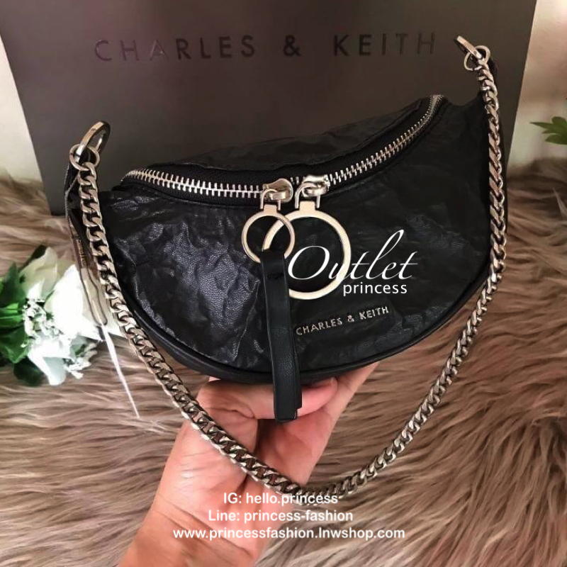 CHARLES & KEITH WRINKLED EFFECT RING ZIP TASSEL CROSSBODY BAG กระเป๋าสะพาย/คาดเอว/คาดอกรุ่นใหม่ล่าสุด เปิด-ปิดด้วยซิป ภายในโล่งกว้างมีช่องเล็กใส่บัตร จุของได้เยอะ ดีไซต์เก๋ไม่ซ้ำใคร มาพร้อมสายสะพาย 2 สายให้เลือกสะพายได้หลากหลายแบบไม่มีเบื่อแน่นอนจ้า