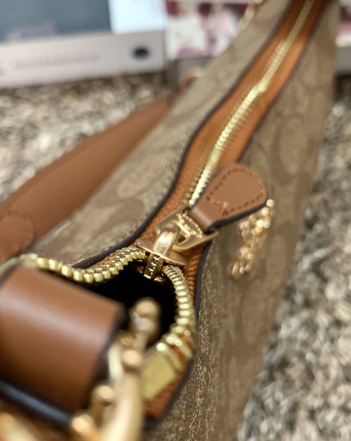 พร้อมส่งครบสี สวยทุกสีเลยค่า😘 ((CA173//CA209//CA548)) COACH TERI SHOULDER BAG 🔹กระเป๋าทรงพอช ในรูปแบบหนังแท้ หนังนิ่มสวยมากค่ะ