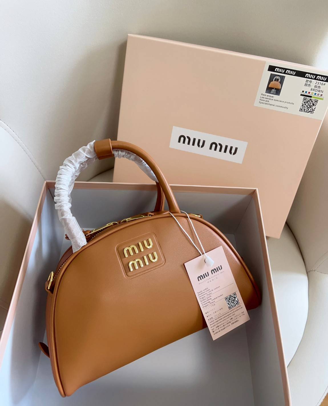 MIU MIU HALF-MOON TOP HANDLE BAG / Patent leather bowling bag / Miu Miu Leather top-handle bag กระเป๋าทรงพระจันทร์เสี้ยว หนังนิ่ม ลื่นเงา ตัดกับอะไหล่ทองได้ลงตัว