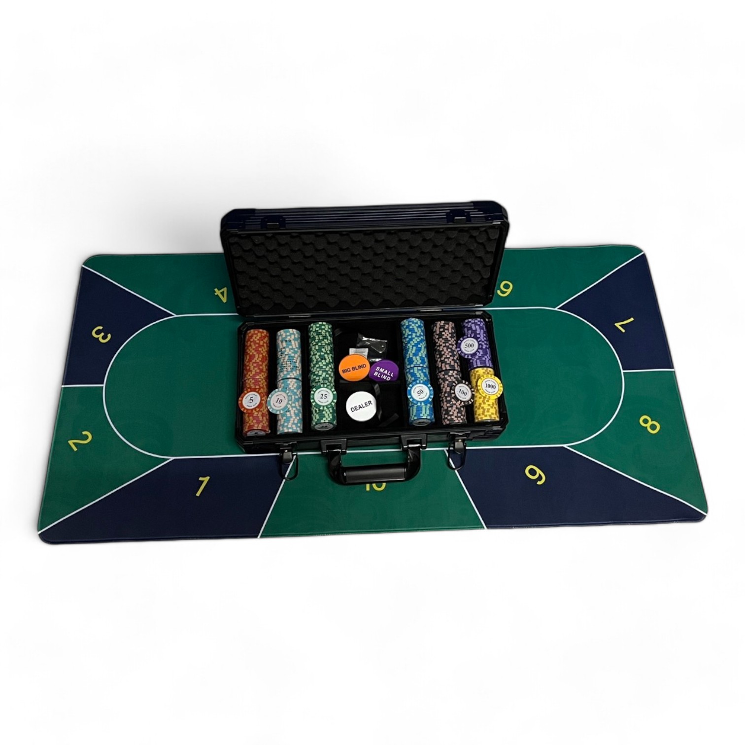 ชุดกระเป๋าสีดำทรงหนาพร้อมชิพโป๊กเกอร์MONTE CARLO จำนวน300 เหรียญและแผ่นปูรอง10คนลายเขียวดำและอุปกรณ์อื่นๆ