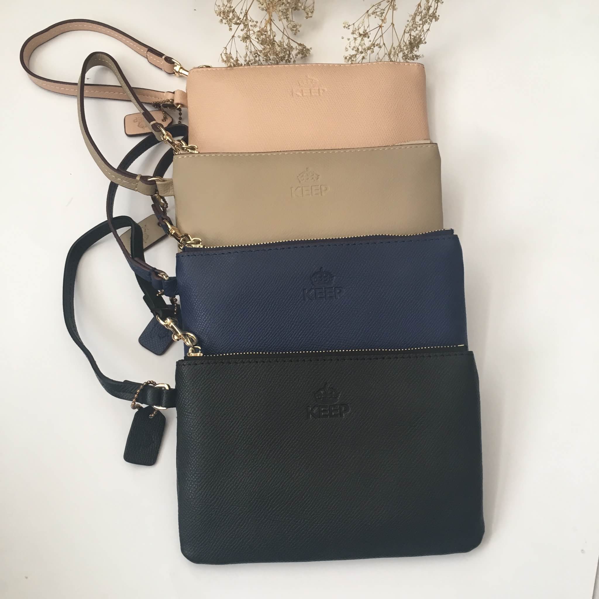 งานสวยมากคะ กระเป๋า whistles bag หนัง สวยสุดๆ ลายหนังชัดคะ ตัวกระเป๋าขนาดกำลังดีเลย ใส่มือถือได้ทุกรุ่น แถมภายในมี ช่องเก็บบัตร ช่องซิปเก็บของได้เป็นระเบียบมากๆคะ ด้านหน้า pump logo แบรนด์ อย่างดี ห้อยป้ายหนังแบรนด์ มีให้เลือก ถึง 7 วัน 7 สี เลยค่า
