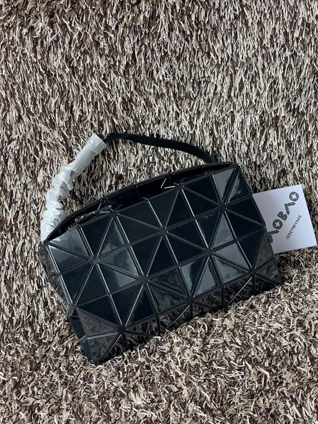 BAOBAO Issey Miyake CARTON GLOSS SHOULDER BAG มาในไซส์ขนาดกะทัดรัด โดดเด่นด้วยดีไซน์อันเป็นเอกลักษณ์ของแบรนด์ ที่สำคัญน้ำหนักเบา