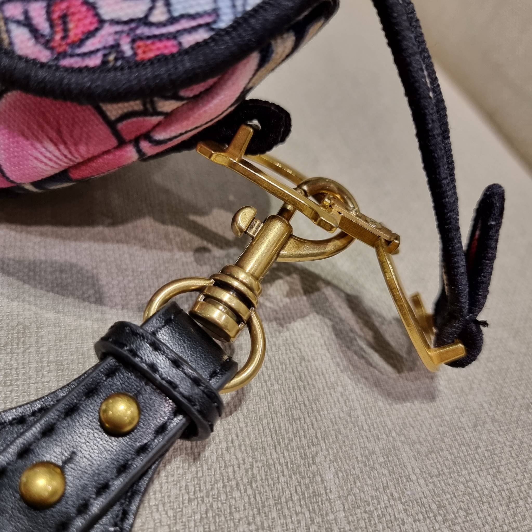 VIP CD OBLIQUE SADDLE BAG / DIOR SADDLE กระเป๋าสะพายข้าง ทรงสวยไม่ซ้ำใคร กิมมิคในตัว ดูแพง ไซส์ใหญ่ ดีไซน์ย้อนยุค เป็นเอกลักษณ์สวยทุกแบบ เปิด-ปิดด้วยกระดุมแม่เหล็กซ่อน ใช้งานง่ายมากๆ ภายในเป็นช่องโล่ง มีช่องซิป ใบสีดำเป็นหนังแท้ ใบลายเป็นผ้าแคนวาส ดูดี ดู