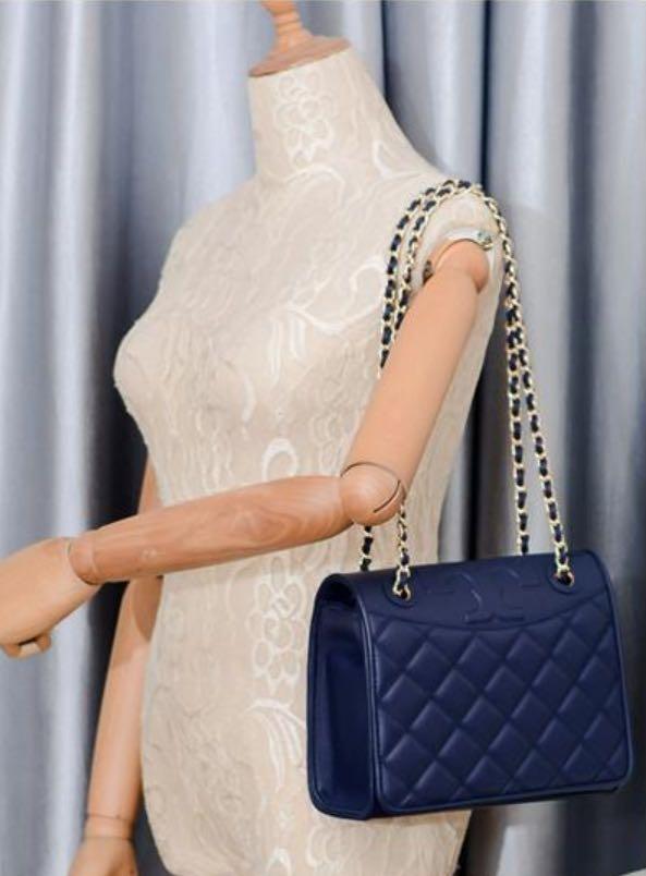 Tory Burch Savannah Convertible Shoulder Bag สาว ๆ ลุคสาวๆไม่ควรพลาด Collection นี้เลยนะคะ เป็นรุ่นที่ตอบโจทย์และครองใจสาว ๆ ได้อย่างแท้จริง เนื่องจากมีดีไซน์เรียบหรู โดยทางแบรนด์ได้ใช้เทคนิคการเย็บบนหนังเป็นลายเส้น (Chevron) ทำให้กระเป๋าดูมีราคามากยิ่งขึ