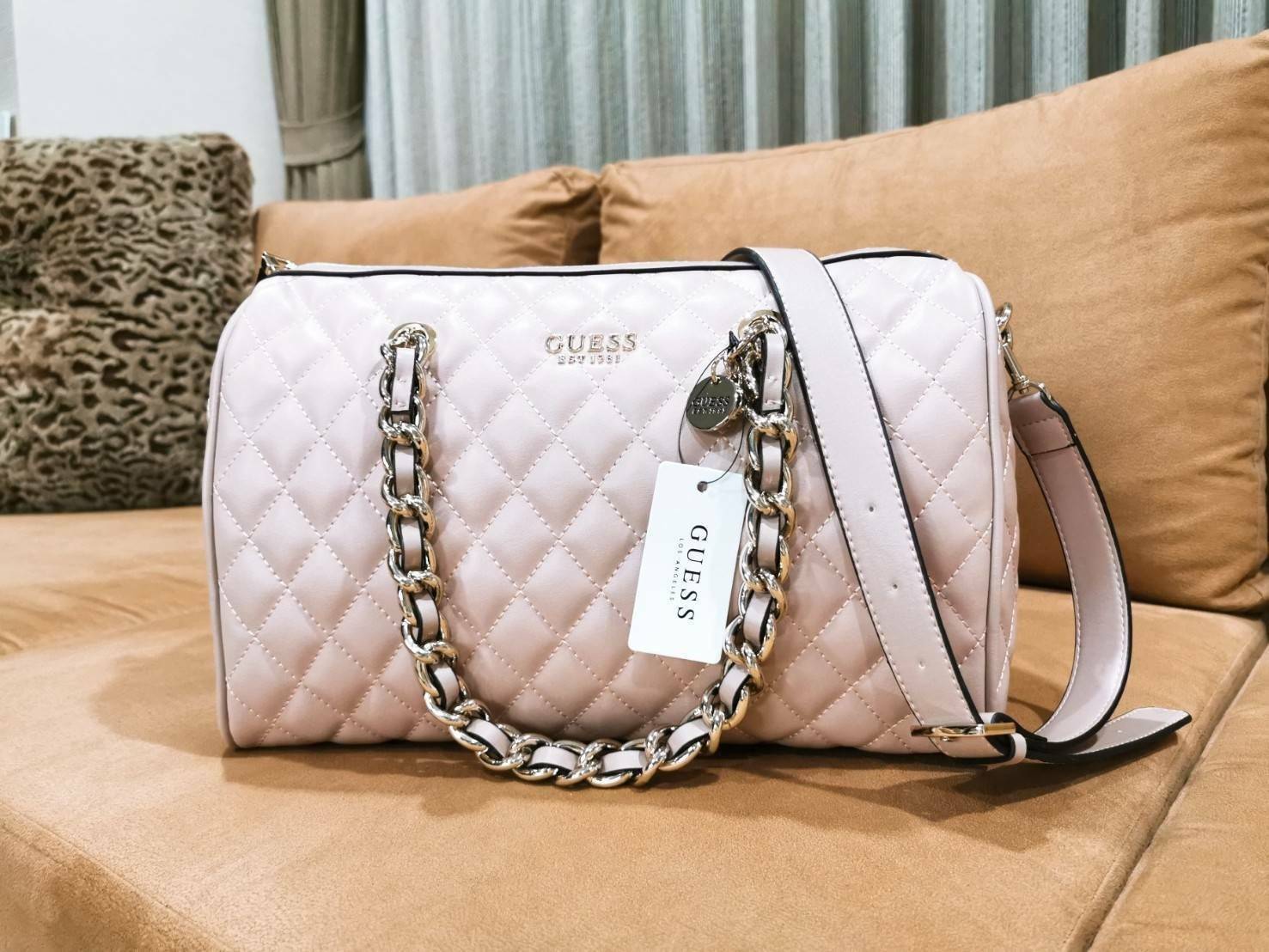 GUESS WOMEN’S BOWLING BAG กระเป๋าสะพายทรง Bowling รุ่นใหม่ล่าสุดจาก GUESS FACTORY หนังนิ่มลายตารางสวยอยู่ทรงใบใหญ่กำลังดี ด้านหน้าประดับโลโก้หูหิ้วโซ่ร้อยหนังสะพายไหล่ได้เเข็งแรงรับน้ำหนักได้เยอะ เปิดปิดด้วยซิปสะดวกใช้ มีหมุดรองฐานกันรอย ภายในมีช่องซิปและ