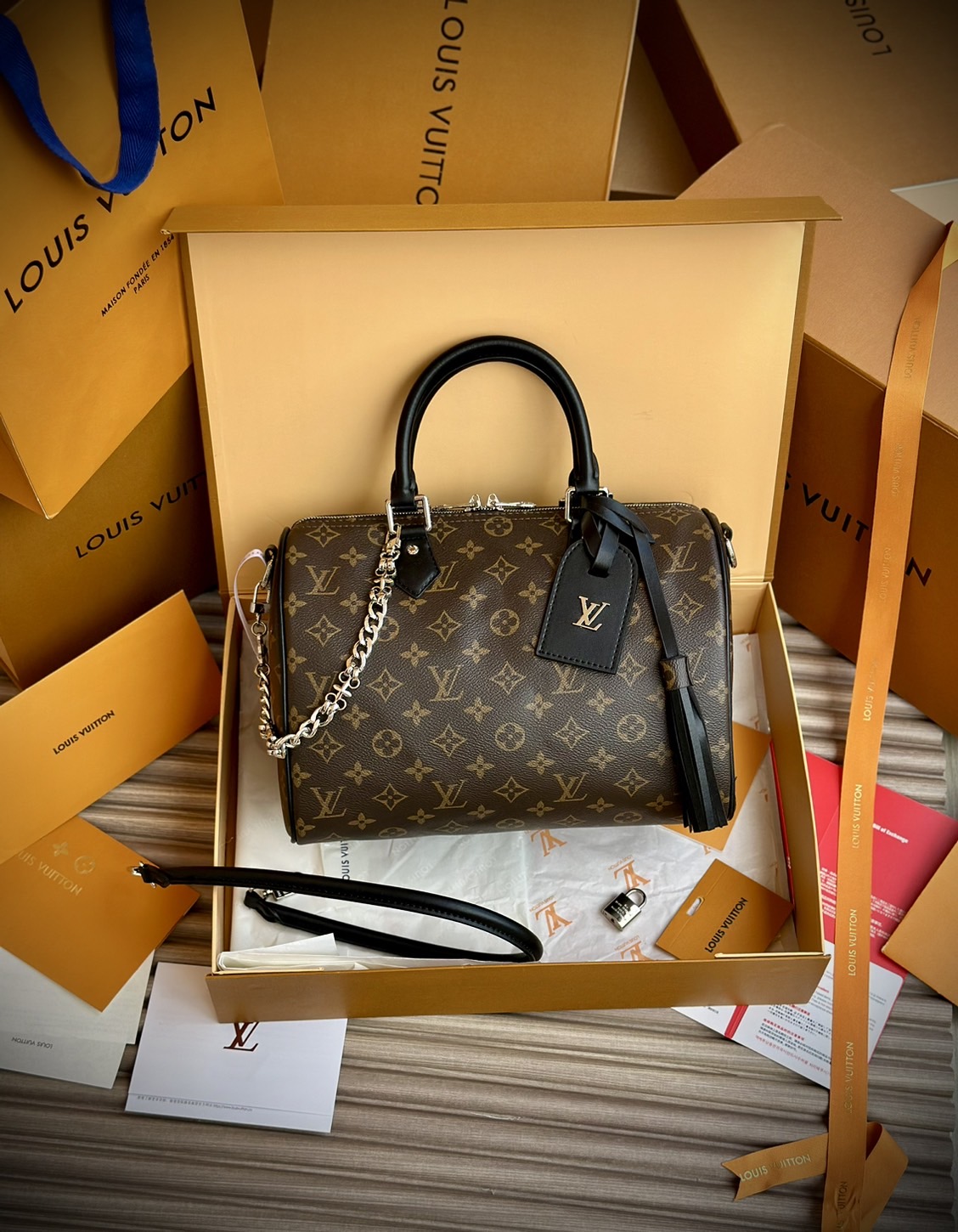 LV Speedy Soft 30 Dark Bag Monogram Black กระเป๋าทรงหมอนสปีดี้รุ่นใหม่ใบใหญ่ดีไซน์สวยสะดุดตา พร้อมโซ่สีเงินห้อยสวยโดดเด่น เพิ่มกิมมิกด้วยพู่ห้อย เป็นเพื่อนคู่ใจในการเดินทางที่สมบูรณ์แบบ เพิ่มสัมผัสหรูหรามีระดับ