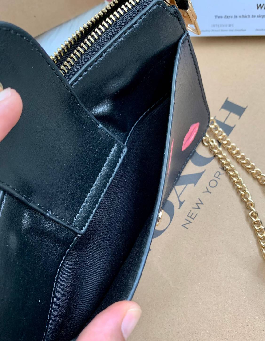 สวยแพคคู่ ทั้งแม่ทั้งลูกเลยจร้าา COACH POPPY CROSSBODY ((c0737//c2916//c3328//c3327//c2917)) พร้อมส่วที่ไทย ได้ไปไม่ผิดหวังแน่นอนค่าา!! กระเป๋าสะพายคลอสบอดี้ร์หรือถือแบบคลัทก็สวยงาม หนังสวยนิ่มมือดีค่ะ ด้านหน้ามีช่องกระดุมให้หนึ่งช่อง เปิดปิดกระเป๋าแบบซิป