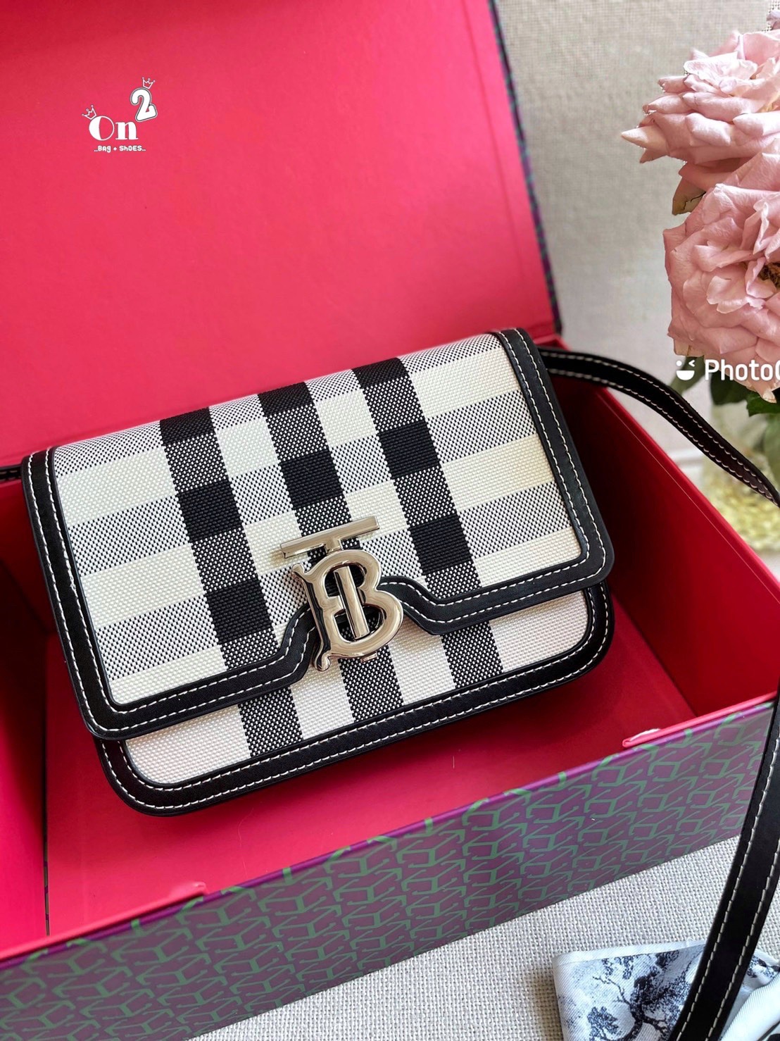 BURBERRY FRAGRANCES LEATHER CROSSBODY BAG / BB Shoulder Bag กระเป๋าสะพาย ทรงกล่อง เปิดหน้า อะไหล่ทอง สายสะพายยาวแบบครอสบอดี้ ได้ทุกลุค เกรดงานสวย.น่ารักมากๆ งานชนชอป ใช้ได้ Everyday Look เลยค่า