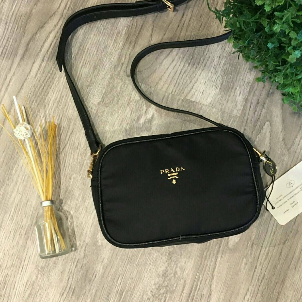 Best Seller อีกหนึ่งรุ่นในดวงใจแม่ค้าเลย♡ กระเป๋าอเนกประสงค์ จากแบรนด์ PRADA เป็นทรงสี่เหลี่ยม กระเป๋าเป็นผ้าไนล่อน ตามแบบฉบับของแบรนด์เลย ใบนี้มีสายยาว ปรับได้ free size เลยนะคะ เลิศมาก สามารถสะพายเป็น shoulder bag ได้เลย ขนาดกำลังดีค่ะ ใส่ของจุกจ