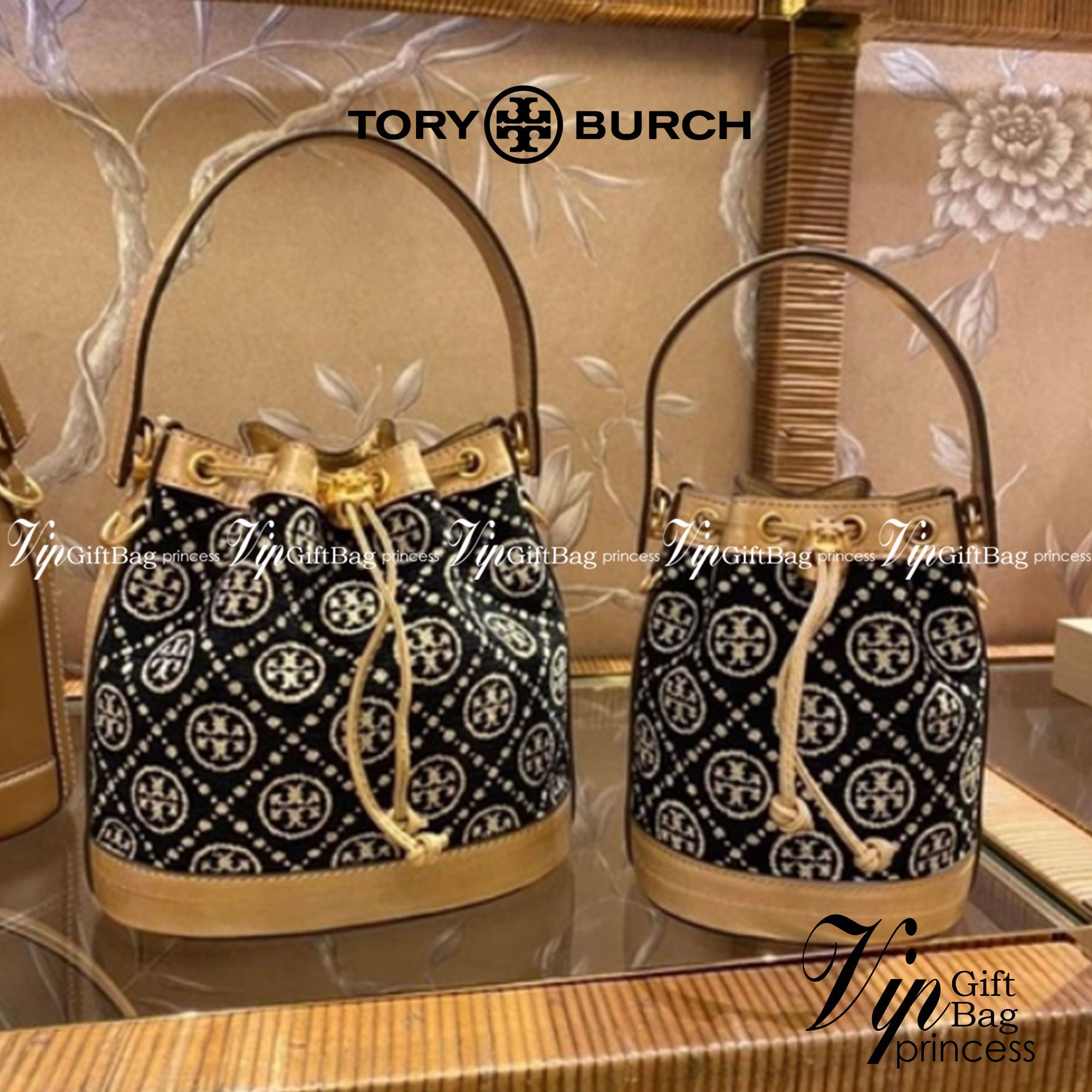 Medium : Tory Burch T Monogram Chenille Bucket Bag เปิดตัวอีกหนึ่งรุ่นกับกระเป๋าลาย T MONOGRAM รุ่นใหม่ล่าสุดจาก TORY BURCH พลาดไม่ได้กับโลโก้สุดคลาสสิก ลวดลาย T Monogram คือวัสดุ chenille หรือที่เรียกว่า ด้านไหมกำมะหยี่ มารังสรรค์ลงบนกระเป๋าBucketใบนี้ เ