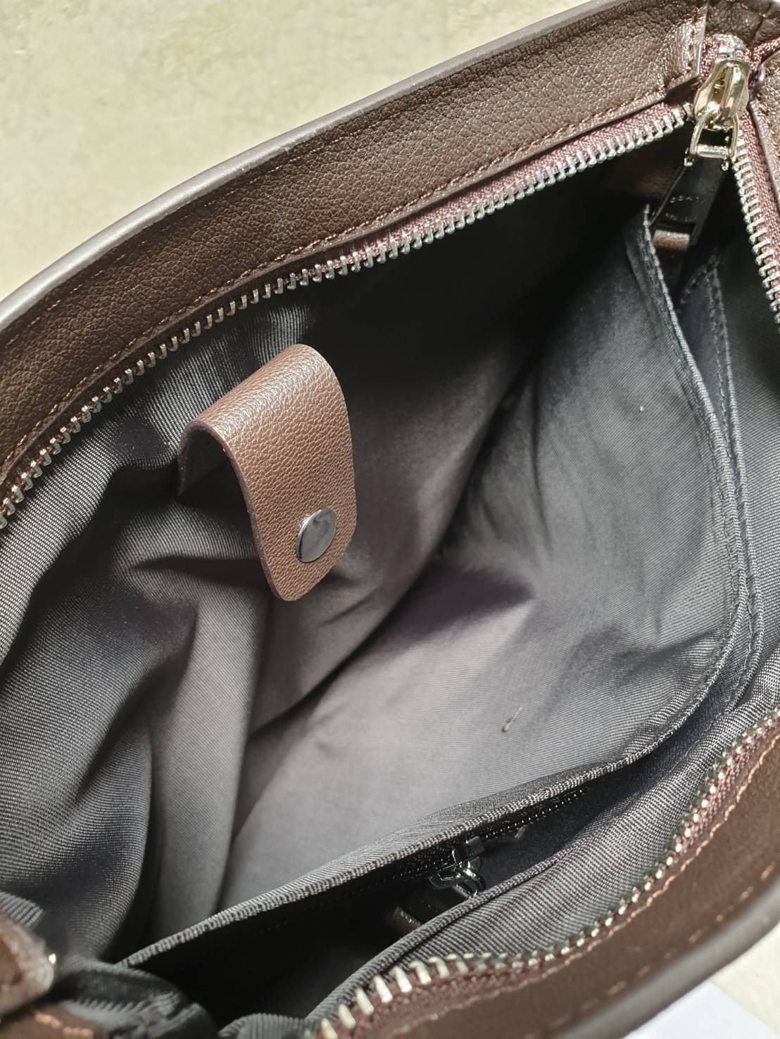 Coach crossbody bag กระเป๋าสะพายข้าง crossbody สำหรับคุณผู้ชาย วัสดุหนังลาย signatire brand แบรนด์ ด้านหน้ามี 2 ช่องซิป ด้านหลังมีช่องใส่ ภายในแบ่งเป็น 2 ช่อง ใส่ wallet ยาว มีช่อง ใส่ tablet พร้อมกระดุมล็อค ใบนี้ใส่ของได้จุ เป็นสัดส่วย สายสะพายยาวปรับระด