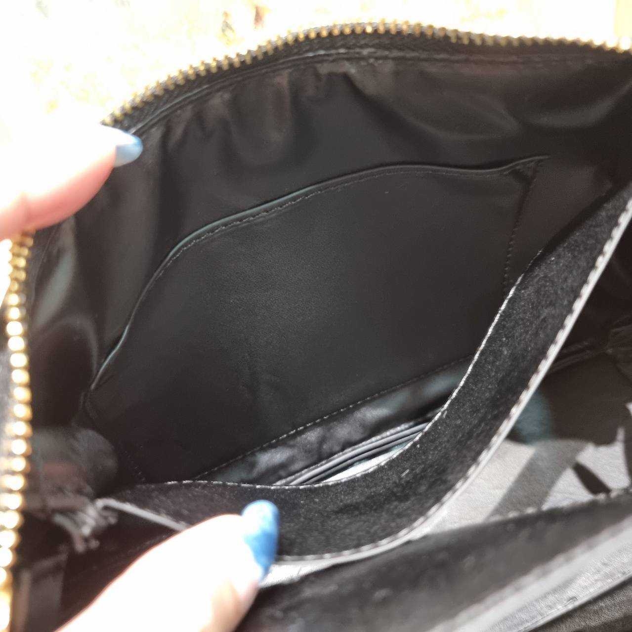 พร้อมส่ง 2 สี PRADA MEDIUM LEATHER HANDBAG กระเป๋าสะพายไหล่ดีไซน์เก๋และมาแรงมาก สาวๆหนุ่มๆติดแกลมต้องไม่พลาด สวยดูแพง