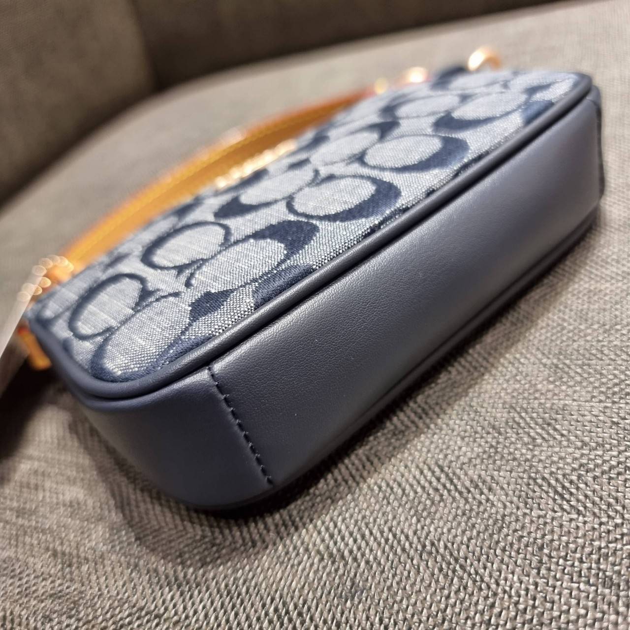 COACH C8665 NOLITA 15 IN SIGNATURE CHAMBRAY คอลเลคชั่น rare item น่ารักน่าใช้ ในสไตล์คลาสสิค กระเป๋าทรงพอชขนาดมินิ กึ่งคล้องมือใช้ได้ 2 สไตล์ ปรับสายให้มาเกี่ยวฝั่งเดียวเพื่อใช้เป็นคล้องมือ หรือปรับเกี่ยวอีกฝั่งใช้คล้องแขนก็เก๋มากมาย วัสดุผ้าแชมเบรย์ สวยค