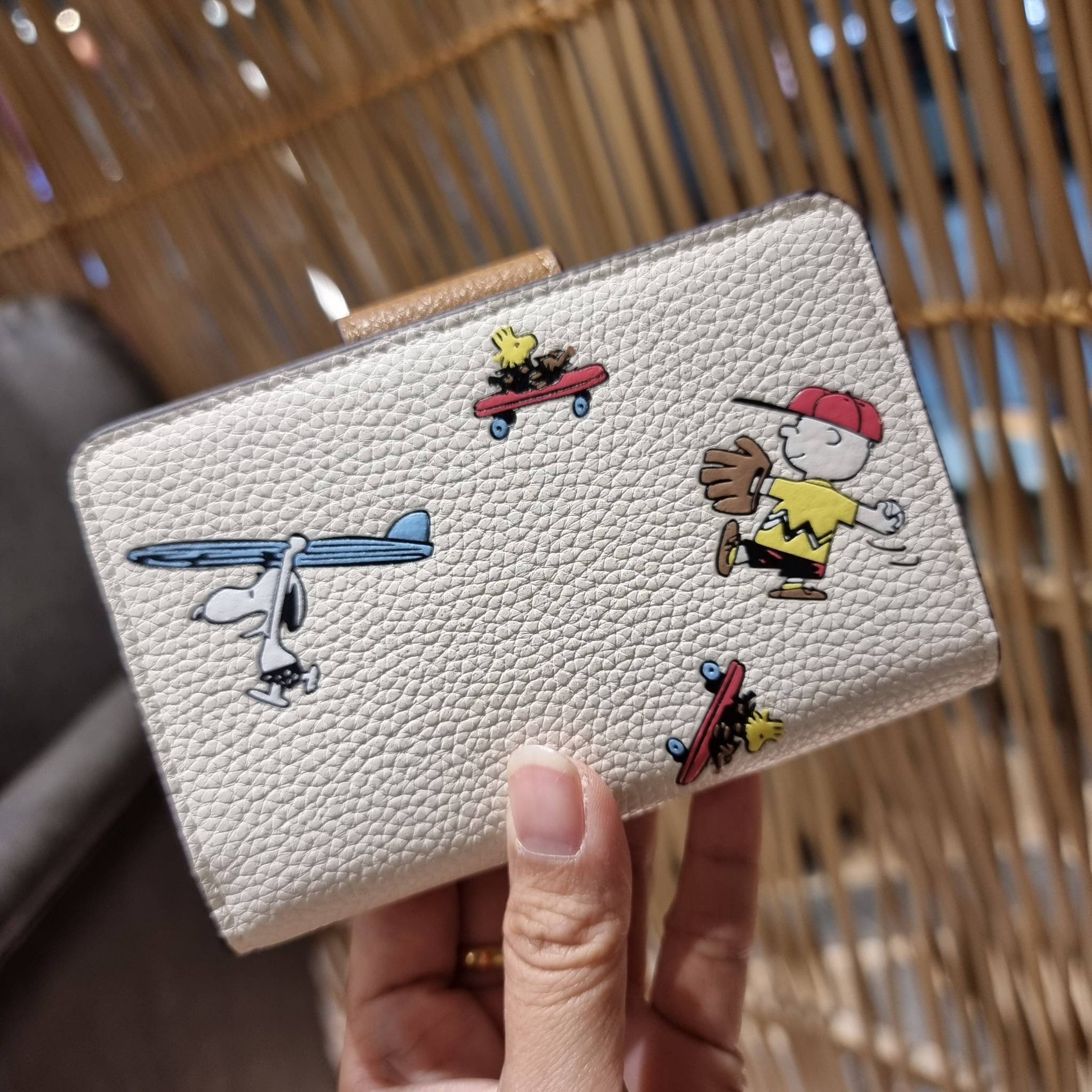 COACH C4899 MEDIUM CORNER ZIP WALLET WITH SNOPPY PRINT น้องใหม่คอลเลคชั่นสุดชิค ดีไซน์ลายพริ้นท์ผองเพื่อนสนูปพี น่ารักน่าใช้ เพิ่มลูกเล่นให้กระเป๋าสตางค์ของคุณไปอีก กับกระเป๋าสตางค์ใบกลาง ขนาดกำลังเหมาะมือ วัสดุหนัง pepble ทนทาน มีช่องใส่บัตรและธนบัตรครบ 
