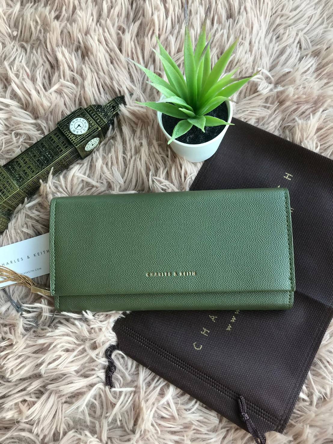 CHARLES & KEITH TASSEL DETAIL LONG WALLET รุ่นขายดี!! กระเป๋าสตางค์ใบยาว ขนาดกำลังพอดีมือ วัสดุหนังลายคาเวียร์ เปิดปิดด้วยแถบแม่เหล็ก มีดีเทลที่หัวซิปอะไหล่ทองเป็นพู่สั้นๆกำลังดี ภายในมีช่องซิป ช่องธนบัตร และช่องเสียบการด์แยกเป็นสัดส่วน ด้านหลังมีช่องเพิ่