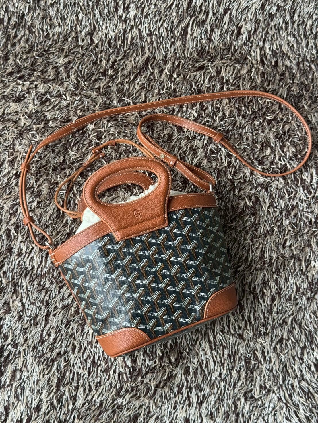 Goyard Beluga Mini Bag กระเป๋าสะพายทรงบัคเก็ต หูจับในตัว ภายในเป็นเชือกรูด น่ารักเกินต้าน เหมาะมากกับสาวๆสายแต่งตัวน่ารัก ขนาดกำลังพอดีไม่เล็กไม่ใหญ่เกินไป ควรมีมากค่า