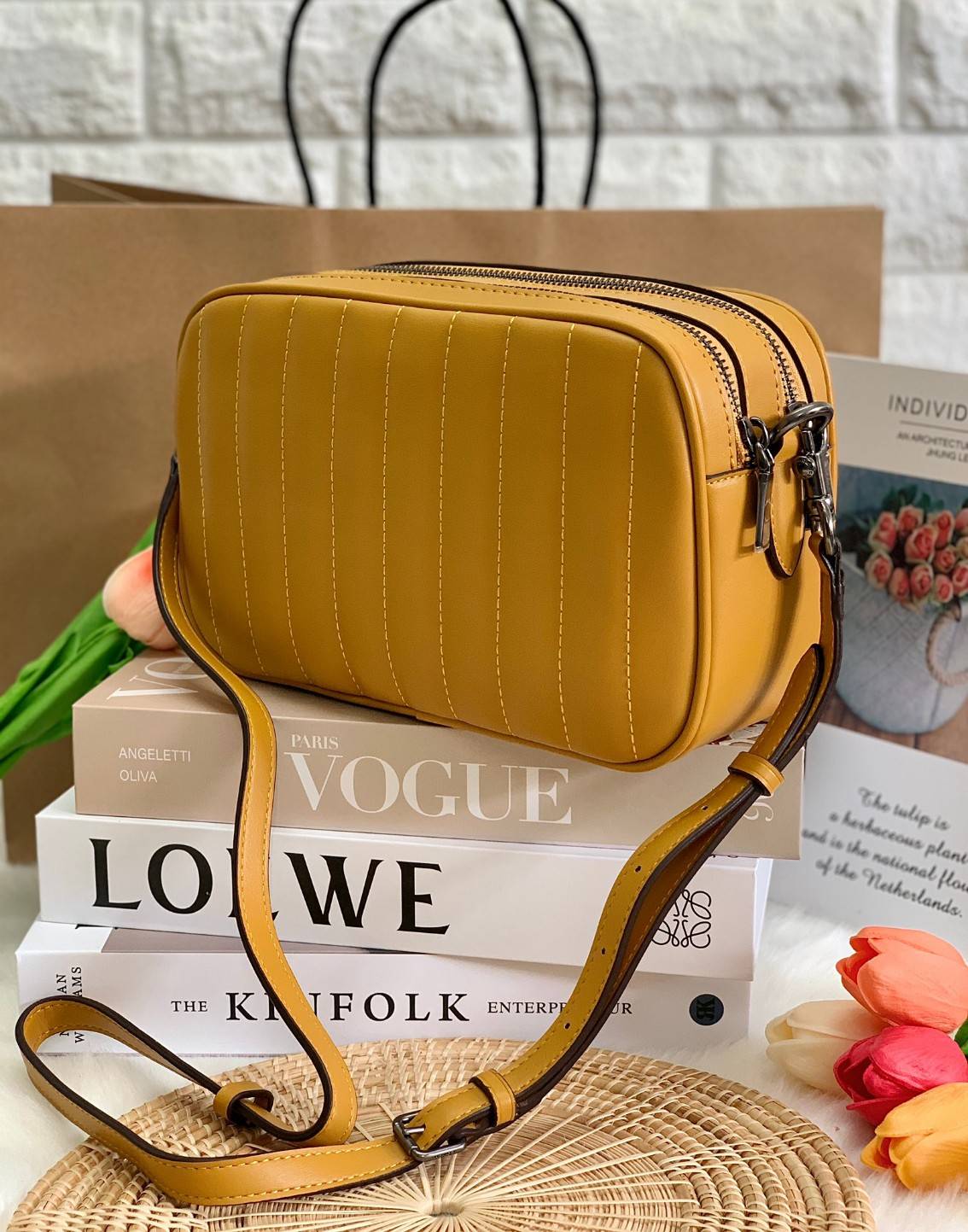 COACH C1569 JES CROSSBODY WITH LINEAR QUILTING ใหม่ล่าสุด!! กระเป๋าสะพายข้าง รุ่น 2 ซิป ใบใหญ่จุใจ ดีไซน์ใหม่ เพิ่มลูกเล่นให้ดูหรูหรายิ่งขึ้น วัสดุหนังสังเคราะห์บุเป็นลายเส้นสวยงาม เปิด-ปิดด้วยซิป 2 ช่องหลัก ใช้งานง่าย ทรงสวยมากๆรุ่นนี้ มาพร้อมสายสะพาย cr