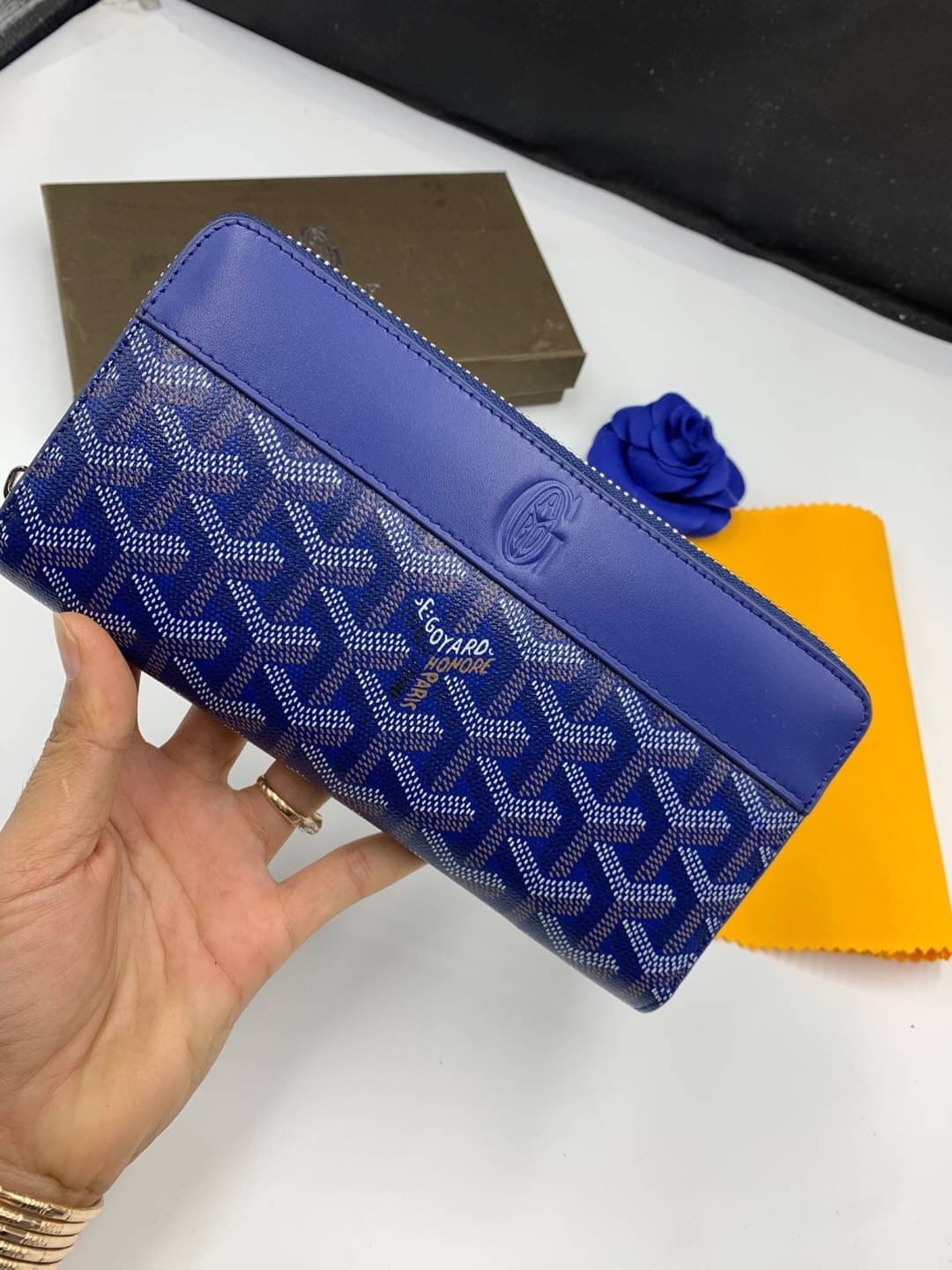 VIP GIFT 】GOYARD round zipper Matignon Long Wallet กระเป๋าสตางค์ซิปรอบใบยาว พร้อมส่ง 6 สี เหมาะกับการใช้งานทุกรูปแบบ นอกจากเพิ่มความมั่นใจแล้ว ยังทำให้ชีวิตของเราง่ายขึ้นอีกด้วย โดยการเปิดปิดแบบซิปรอบ สามารถใส่ธนบัตร เหรียญ บัตรต่างๆได้หลายใบเลยทีเดียว ขน