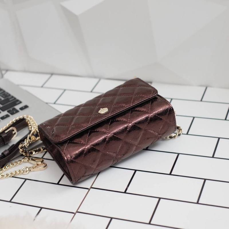 รุ่นขายดีที่สุด ** รอบใหม่ **หนังวัวแท้ สวย นิ่มมากๆค่า และ ปักลายตารางออกมาสวยมาก ** KEEP รุ่น Florence Flat bag ตัวกระเป๋าหนังแท้ นิ่ม-ตึง สุดๆ รุ่นนี้ จะมี 2 ขนาด คือ mini และ classic ไซด์