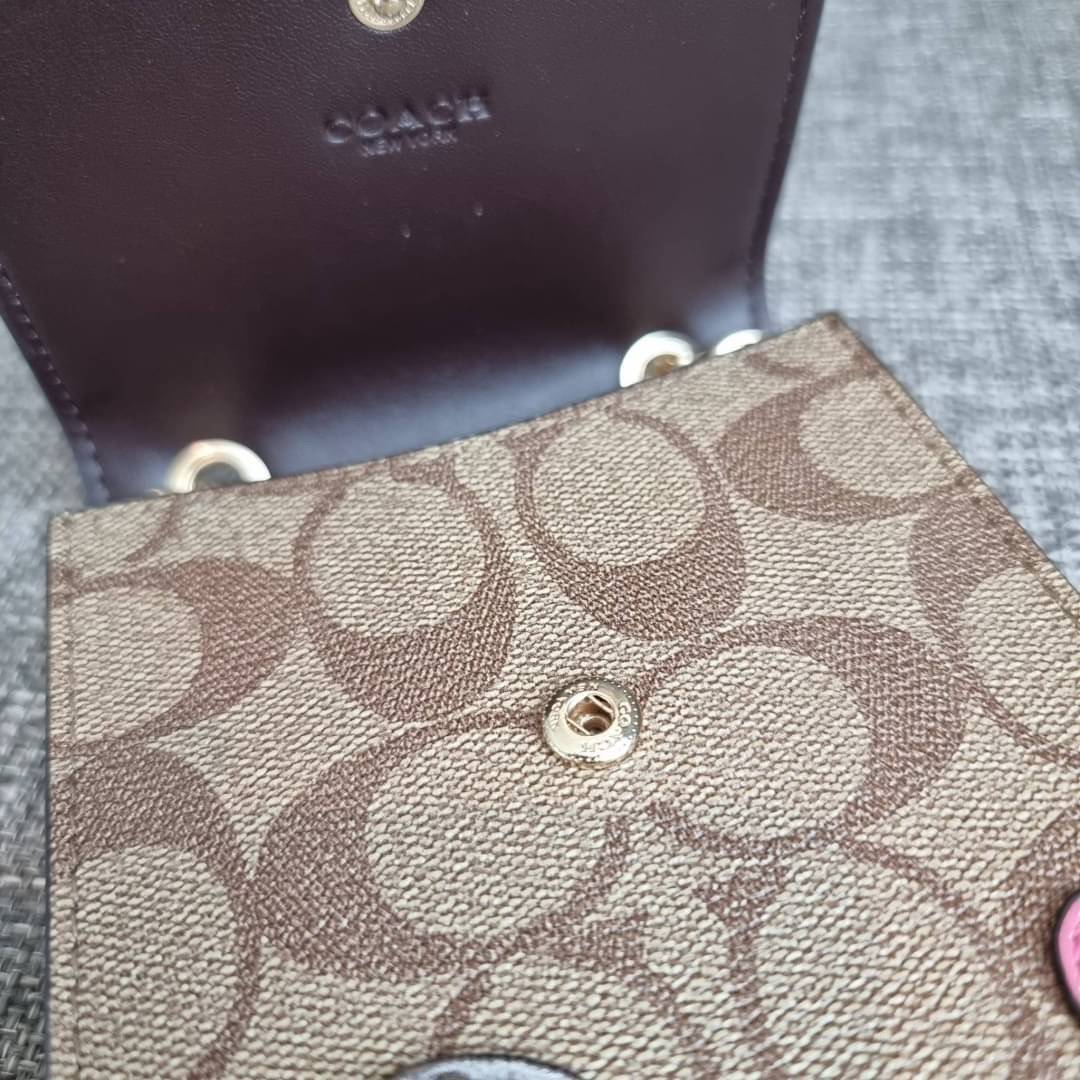 COACH NORTH/SOUTH PHONE CROSSBODY IN SIGNATURE CANVAS F55636 F39955 สุดคลาสสิคกับกระเป๋าสะพายเอนกประสงค์ Case phone ใส่โทรศัพท์มือถือได้ทุกรุ่น ดีไซน์ลายเอกลักษณ์ วัสดุหนังแคนวาสเคลือบลาย ฝาและภายในเป็นหนังสังเคราะห์เรียบ เปิด-ปิดด้วยกระดุม สายสะพายยาวประ