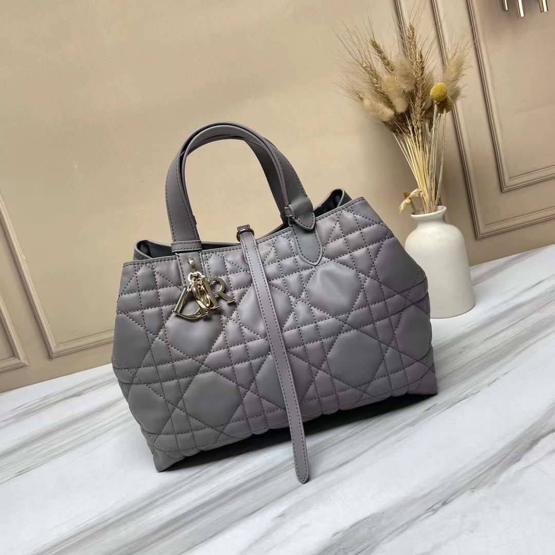 MEDIUM 30cm DIOR TOUJOURS BAG Macrocannage Calfskin / DIOR Tote Bag ออริ 1:1 พร้อมส่ง 5 สี กระเป๋าสะพายทรงโท้ท จุของได้เต็มที่ รูปทรงคลาสสิค หนังสวย หรูหราเกินราคา