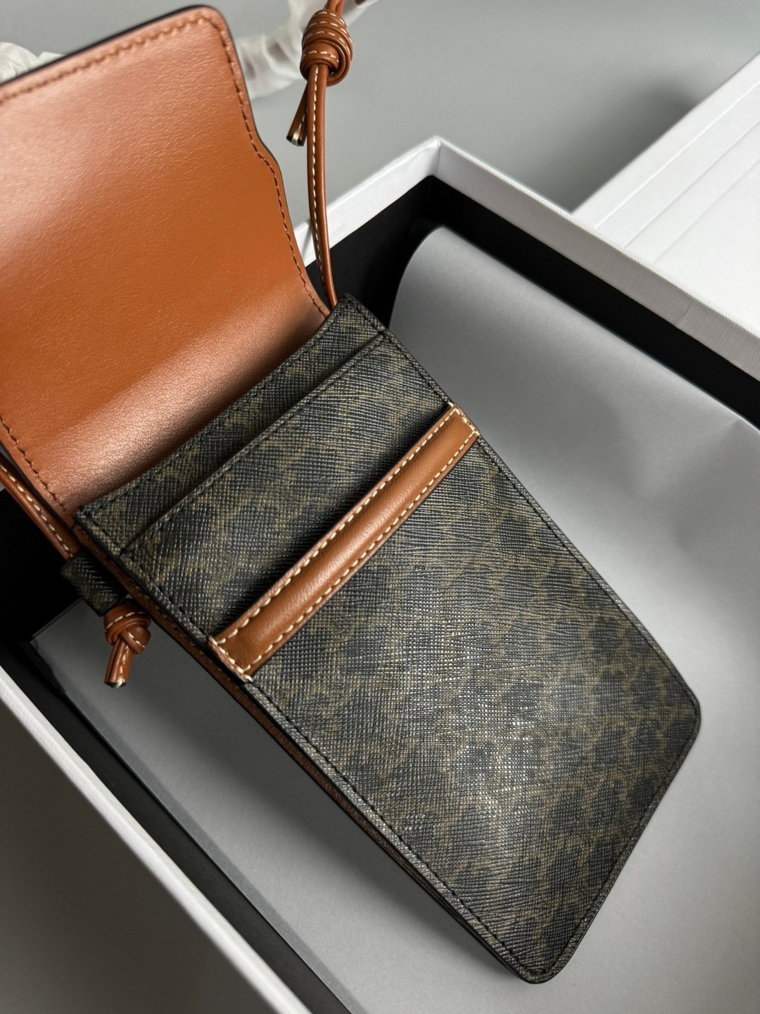 CELINE PHONE POUCH WITH FLAP IN TRIOMPHE CANVAS AND LAMBSKIN กระเป๋าใส่โทรศัพท์ เกรดท็อปออริจินอล 1:1 สลับแท้