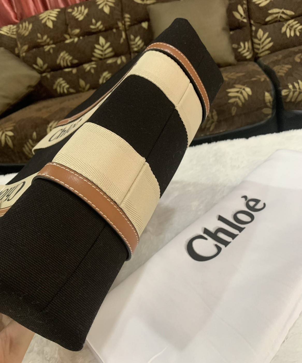 CHLOE Woody Medium canvas tote กระเป๋าทรงTote ผ้าCanvas งานฮอตรุ่นฮิตสไตล์หรู รุ่น Woody Medium ของ Chloé เข้ากับไลฟสไตล์ชีวิตประจำวัน ผ้าเนื้อหนา ใช้งานทนทาน