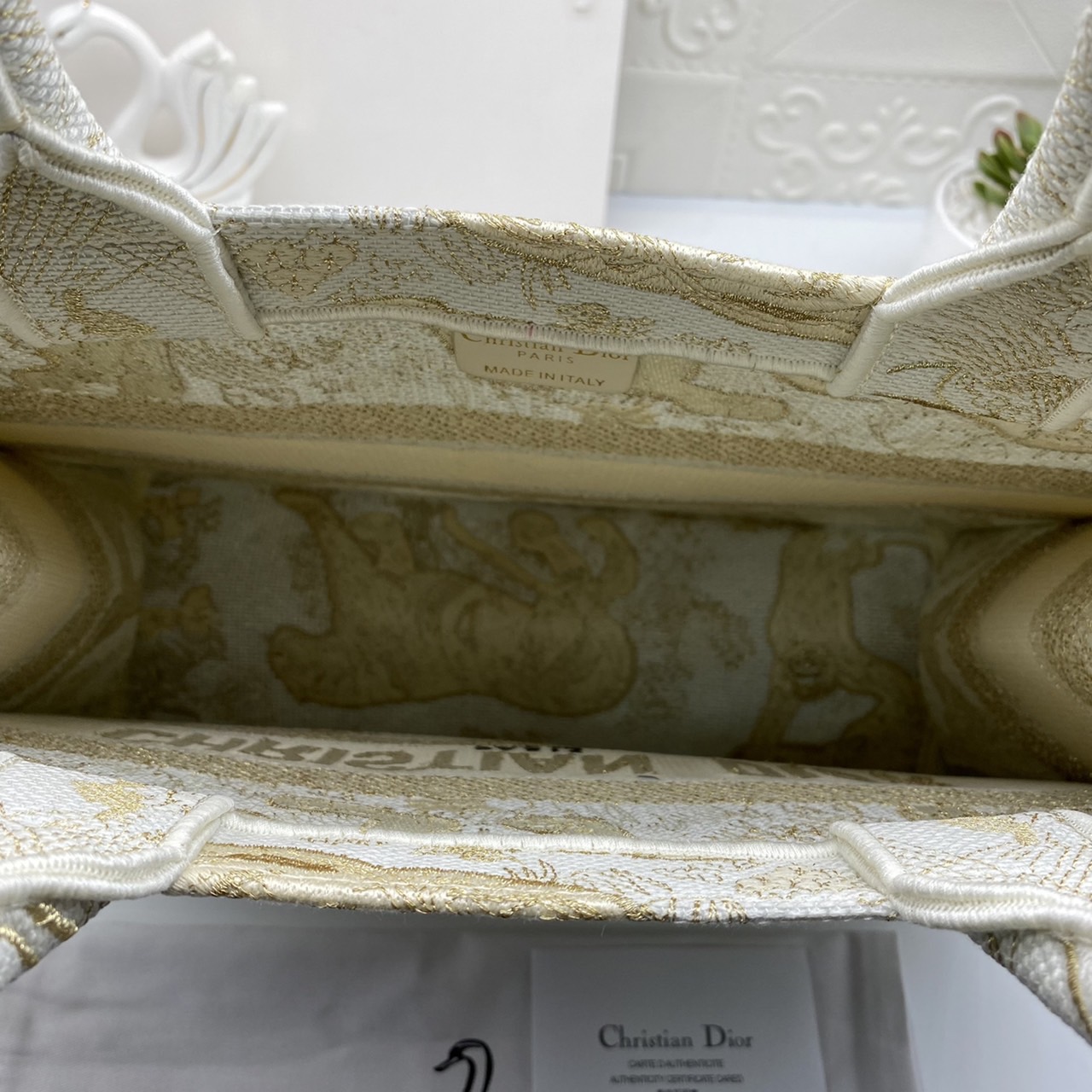 CHRISTIAN MEDIUM DIOR BOOK TOTE เอกลักษณ์ของความหรู เป็นทางช็อปปิ้งBag ที่ต้องมี ภายในโล่งกว้างมาก ใส่ของแบบแน่นๆ จุๆไปได้เลย น้ำหนักเบาสบาย งานออริปักขึ้นรูปสวยมาก มี code stamp พร้อมส่งที่ไทย ภาพสินค้าถ่ายจากงานขายจริง ใช้งานต่างประเทศได้ค่ะ