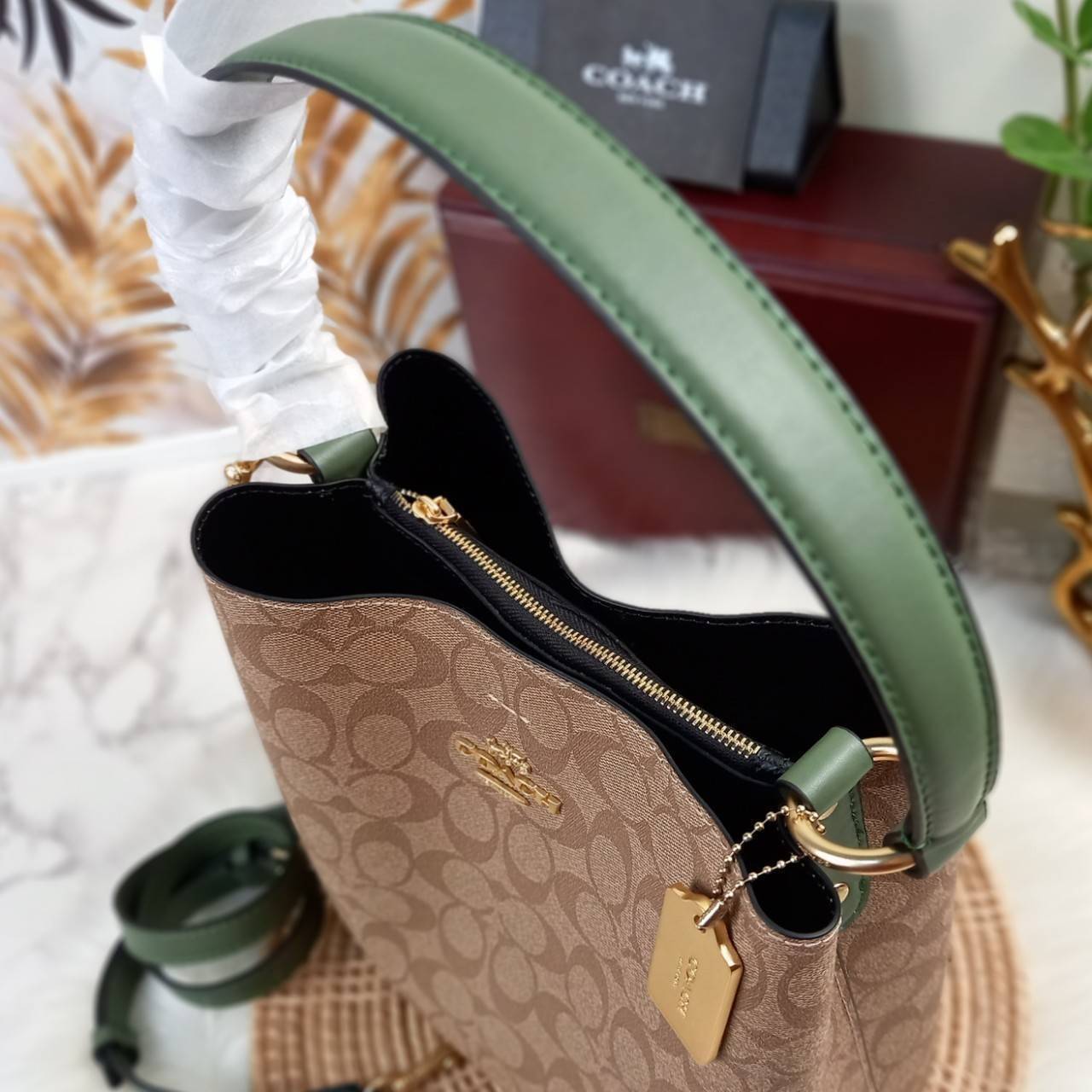 ใบใหญ่ 10" COACH TOWN BUCKET BAG IN SIGNATURE CANVAS (COACH 91512) 🌺 เป็นสีที่ขายดีมากๆ และหายากมากๆด้วย!! //ขนาด 10 นิ้ว ใส่ของได้จุใจ!! //กระเป๋าสะพายข้าง //วัสดุหนังแคนวาสอย่างดี หนังสวย อยู่ทรง มีสายสะพายยาว ใช้สะพายเป็นคลอสบอดี้ได้ สายยา