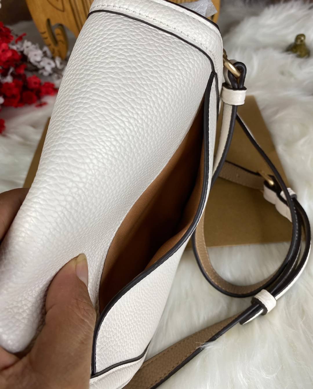 OUTLET 】COACH SADDLE BAG WITH HORSE AND CARRIAGE (COACH C4058) หนังกรวดละเอียดภายในกระเป๋ามัลติฟังก์ชั่น กระดุมแม่เหล็ก ซับในผ้านอกกระเป๋าเปิด สายสะพายถอดได้ สายสะพายยาว 22" สำหรับสะพายไหล่หรือ crossbody