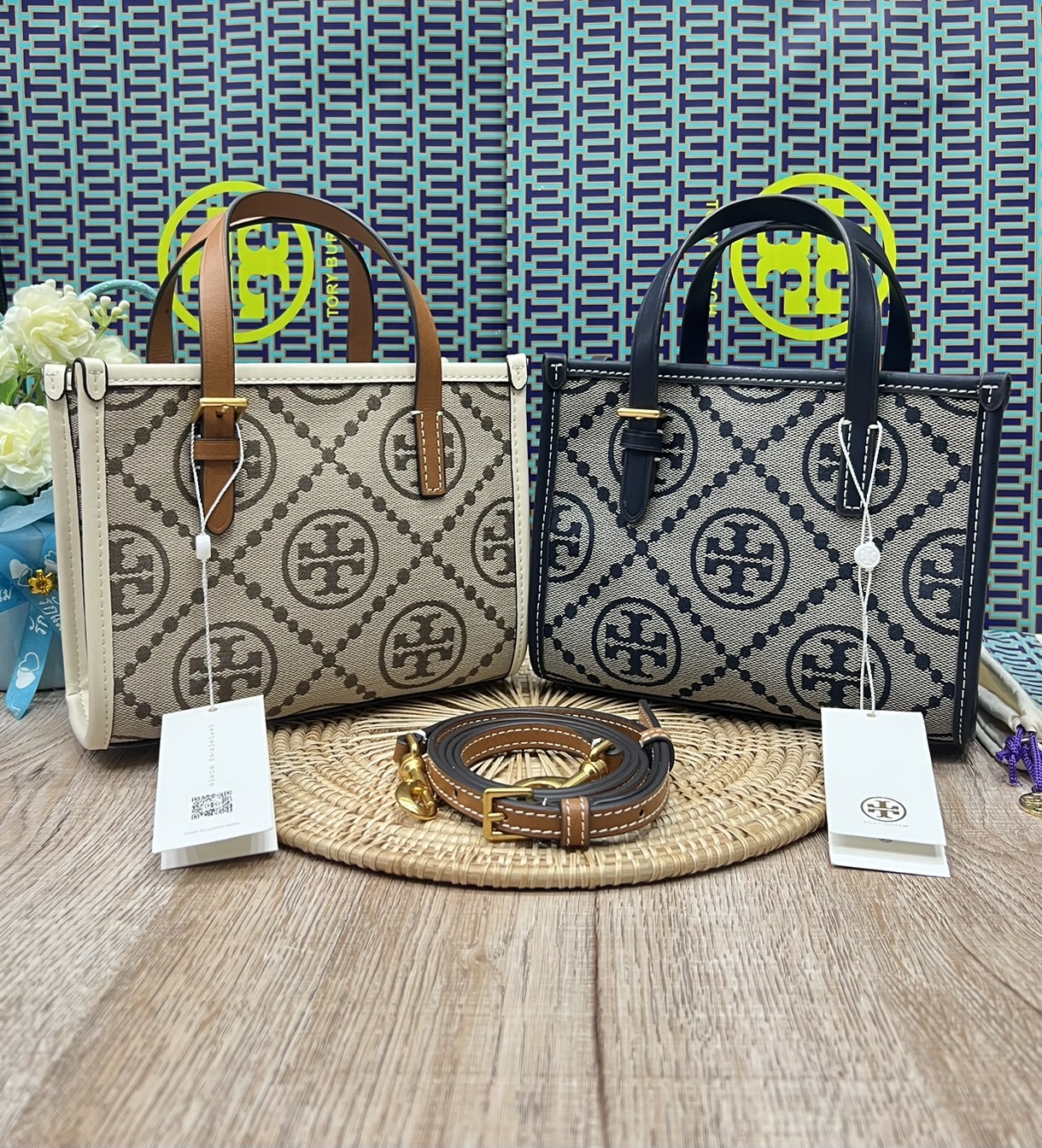 Tory Burch Mini T Monogram Square Tote / TORY BURCH Shopper Tote Bag 19cm ใบเล็ก กระเป๋าทรงโท้ท รุ่นใหม่ Square Tote ตกแต่งขอบด้วยหนังหรู มาพร้อมช่องเก็บของที่จุของได้มากมาย และสายจับกระเป๋าที่สามารถสะพายขึ้นไหล่ เหมาะสำหรับการใช้งานหลากหลายรูปแบบ รังสรรค
