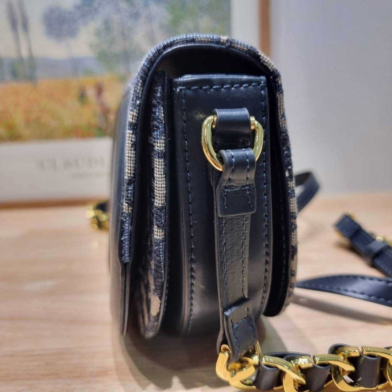 CD SIGNATURE BAG WITH STRAP กระเป๋าสะพายซิกเนเจอร์ ไอเท็มมาแรง ที่สวยแซ่บไม่มีไม่ได้เลย เกรดออริ 1:1