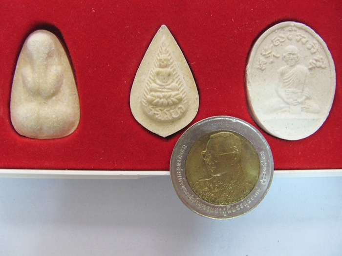 สินค้าหมดค่ะ ชุดพระผงหลวงปู่ไข่ รุ่นสร้างวิหารหลวงปู่ไข่ วัดบพิตรพิมุข(วัดเชิงเลน) 25 ก.ค.36 พร้อมกล่องเดิมค่ะ