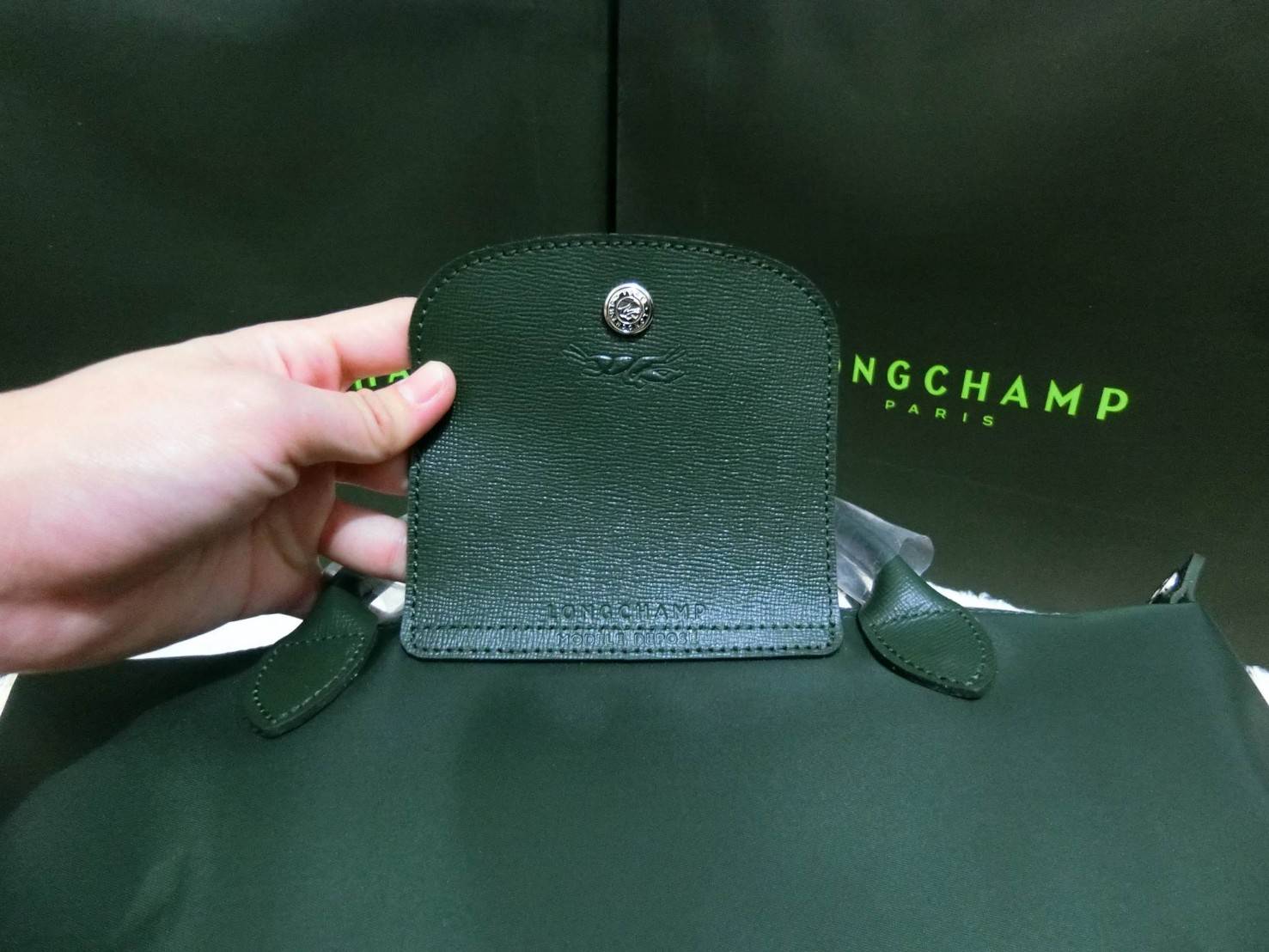 Longchamp Size S สินค้าใหม่ ของแท้!! เป็นล็อตผลิตเกินออเดอร์จากโรงงาน มาพร้อมการ์ด/ถุงผ้าแบรนด์/ถุงกระดาษแบรนด์ Size S: 25 x H. 23 x 16 cm. Color: Moss Green 794