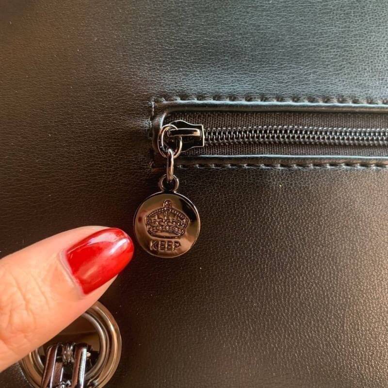 KEEP classic chain shoulder bag 👜 กระเป๋าทรงสวย คอลเลคชั่นใหม่ผลิตจากหนัง Microfiber สวย นิ่มมากๆ ทนทานกว่าเดิม !! ตัวกระเป๋าขนาดกำลังดี เย็บลายเเบบ Hand crafty สวย มีสไตล์สามารถใส่ กระเป๋าตังค์ยาว มือถือได้คะ สายโซ่อะไหล่ เทาดำ ดูคลาสสิคมาก ปรับไ