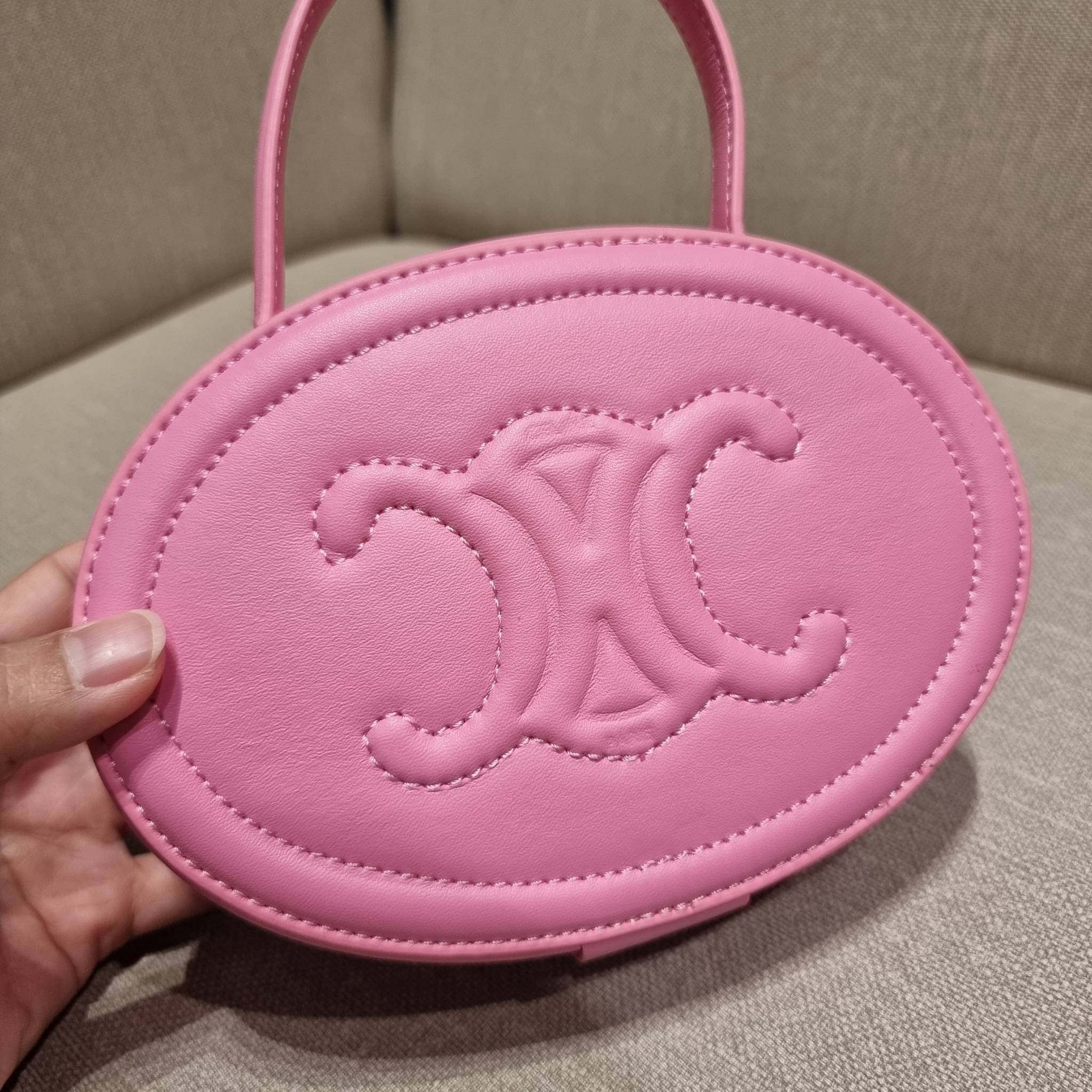 VIP 🥂 CELINE OVAL MINAUDIERE CUIR TRIOMPHE น้องน่ารักม้ากกกก!! น่ารักตะโกนไปเลย!! กับกระเป๋าทรง oval รุ่นแรร์ไอเท็ม ที่หายาก และ sold out ไปหลายรอบ!! น้องใบกะทัดรัด สำหรับสาวๆที่ชอบพกพกของแบบง่ายๆ ให้ชีวิตไม่ยุ่งยาก คล้องแขนใช้งานเก๋ๆ วัสดุหนังสัง