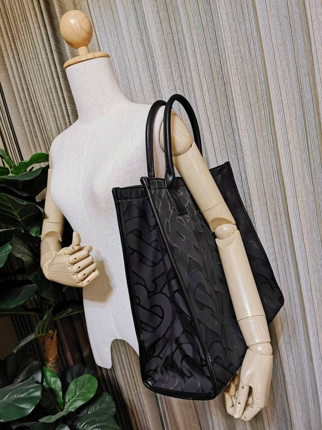 VIP 】ห้ามพลาด! พร้อมส่ง Rare Items! NEW ARRIVAL! BURBERRY FRAGRANCES MONOGRAM TOTE BAG VIP GIFT WITH PURCHASE (GWP) Limited Edition จาก BURBERRY PURFUME COUNTER วัสดุหนังแท้และ POLYAMIDE ขึ้นลาย TB Monogram ประดับโลโก้ด้านหน้า ใบใหญ่จุใจ ใส่หนังสือ เอกสาร