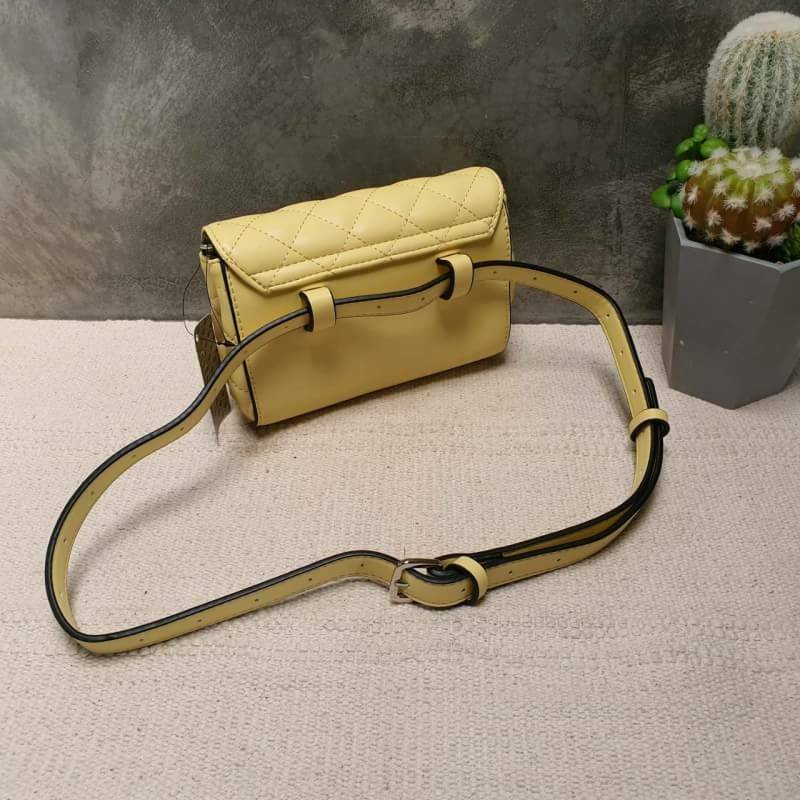 Guess elliana Crossbody Belt Bag รุ่นนี้ได้ทั้งสะพายยาวและคาดเอวค่ะ ด้านหน้าติดโลโก้แบรนด์สีตามหนังกระเป๋า หนังเป็นลายตาราง เปิดปิดด้วยกระดุมแม่เหล็ก ด้านในบุผ้าลายโลโก้แบรนด์ ด้านหลังมีที่สอดสายสำหรับคล้องเอว รุ่นนี้มีสายยาวให้ทั้ง 2 เส้นสำหรับต่างโอกาสค