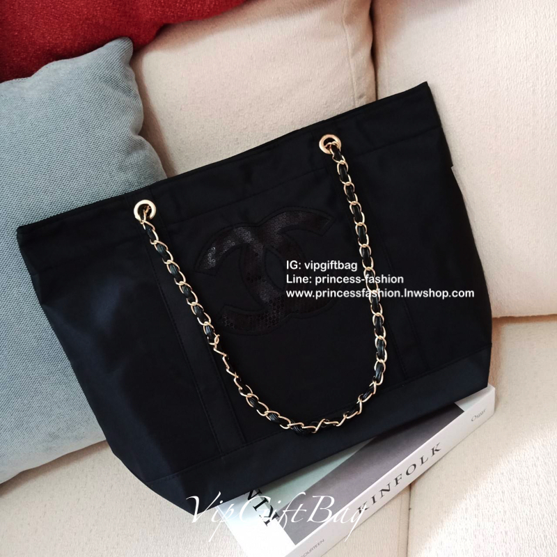 Chanel Satin Tote With Chain ♡♡ กระเป๋าสะพายทรง Shopping Bag งาน VIP GIFT ของแท้ 100% นำเข้าจาก Chanel Perfume Counter ใบใหญ่วัสดุ SATIN **อะไหล่ทอง ประดับคริสตัลสีดำโลโก้ CC สุดคลาสสิคหน้าหลัง ซับใน Polyester 100% เปิดปิดด้วยกระดุมแม่เหล็ก 