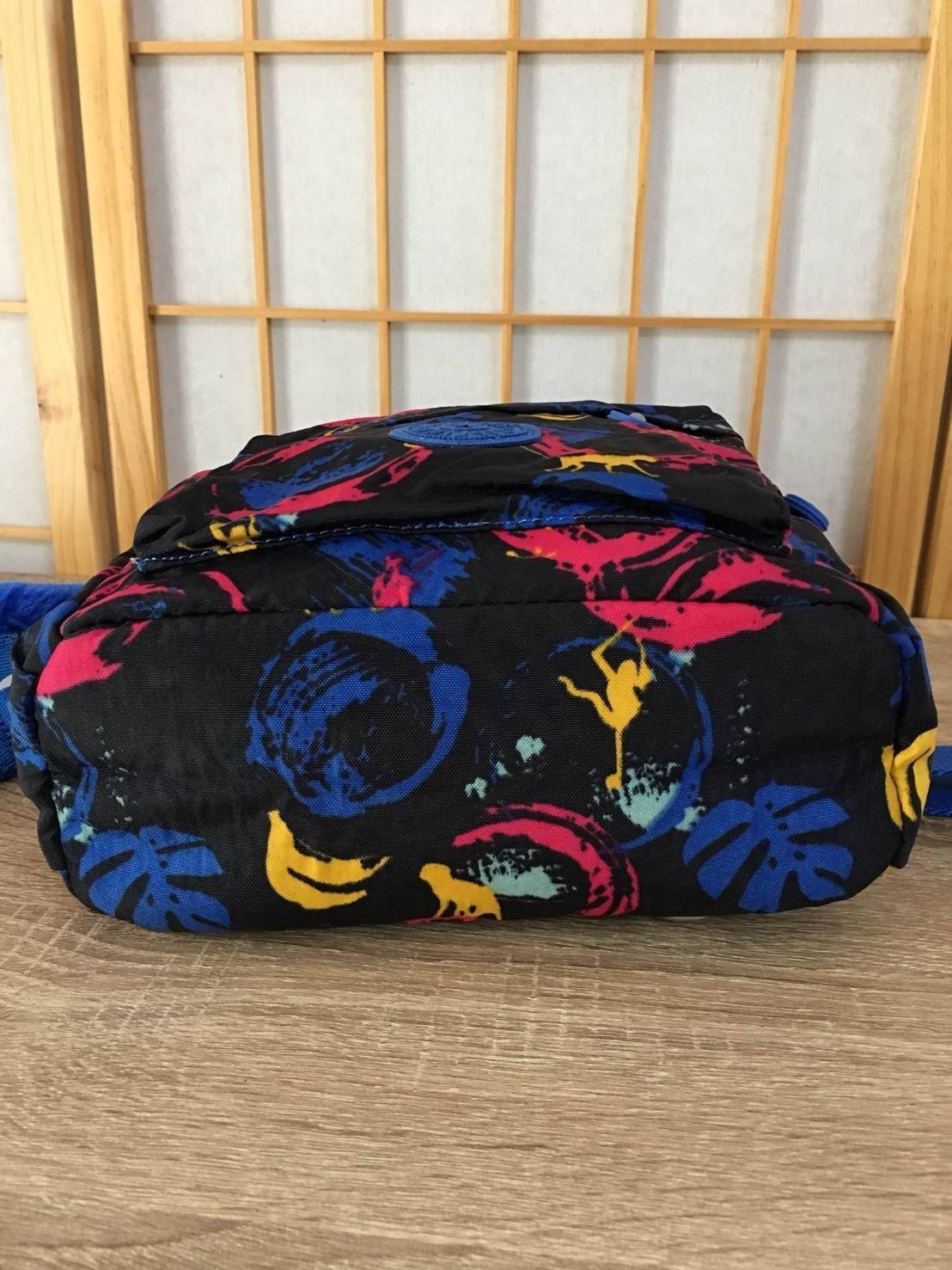 Kipling Mini Backpack K12688 กระเป๋าขนาดมินิ ใช้งานได้ถึง 3 แบบ ปรับเป็นเป้สะพายหลัง สะพายข้าง และมีหูหิ้ว ลวดลายสวยน่ารัก มีช่องเก็บหลายช่องแยกเก็บของจุกจิก ด้านข้างมีช่องโล่งไว้ใส่ขวดน้ำหรือของที่ต้องหยิบใช้บ่อยครั้ง สะพายได้กับสาวทุกลุคเลยค่ะ ไม่ควรพลา