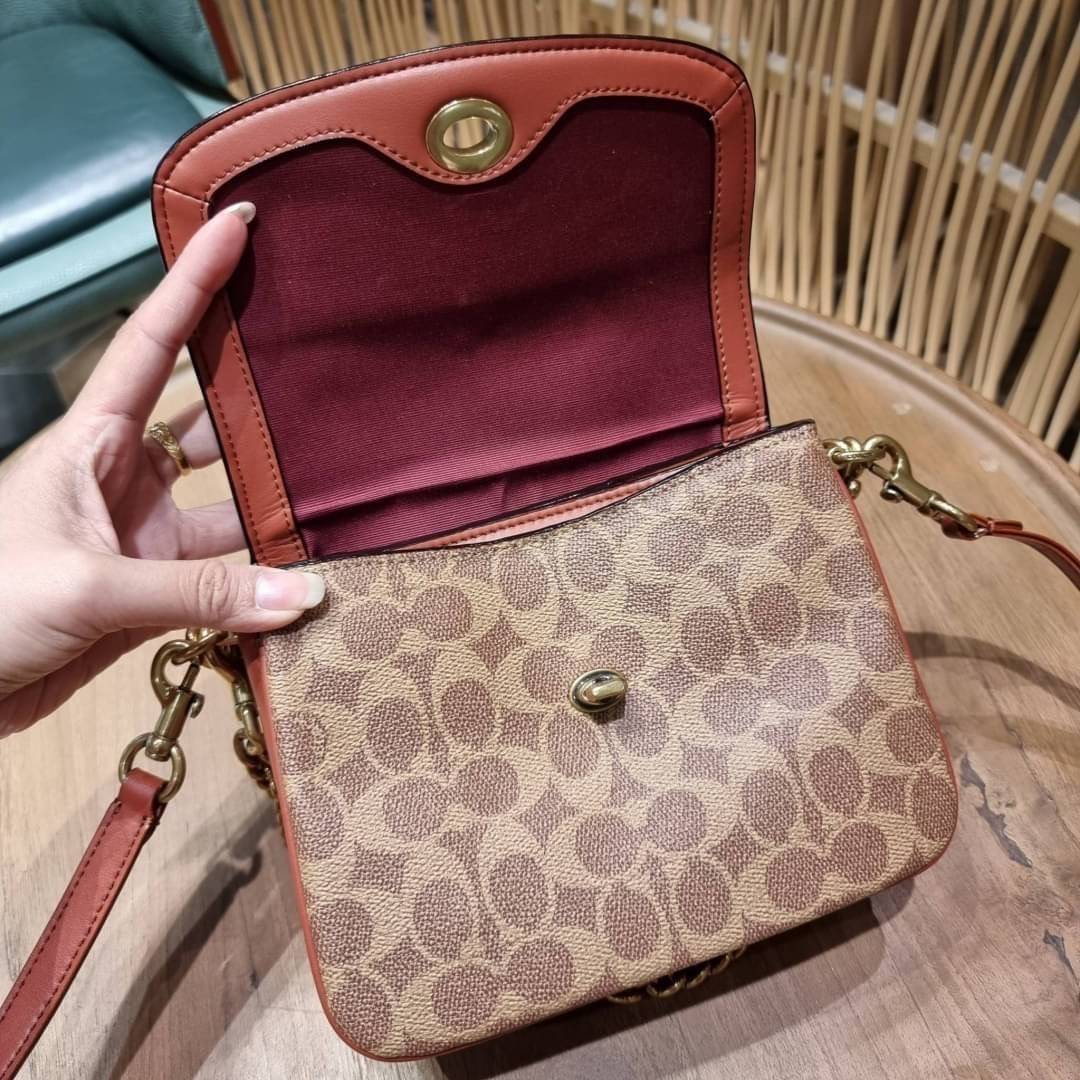 COACH 89089 CASSIE CROSSBODY 19 IN SIGNATURE CANVAS คัมแบ็คแล้วจ้า!! เรียบหรู ดูดี ต้องไอเท็มนี้เลย!! กระเป๋าสะพายข้าง สุดพิเศษ!! มีสายมาให้ถึง 3 แบบ!! สลับใช้แมทช์ตามสไตล์ได้เลย วัสดุหนังแคนวาสสลับหนังแท้ บอกเลยว่าสวยทุกสีนะคอลนี้ เปิด-ปิดด้วยตัวบิดล็อค 
