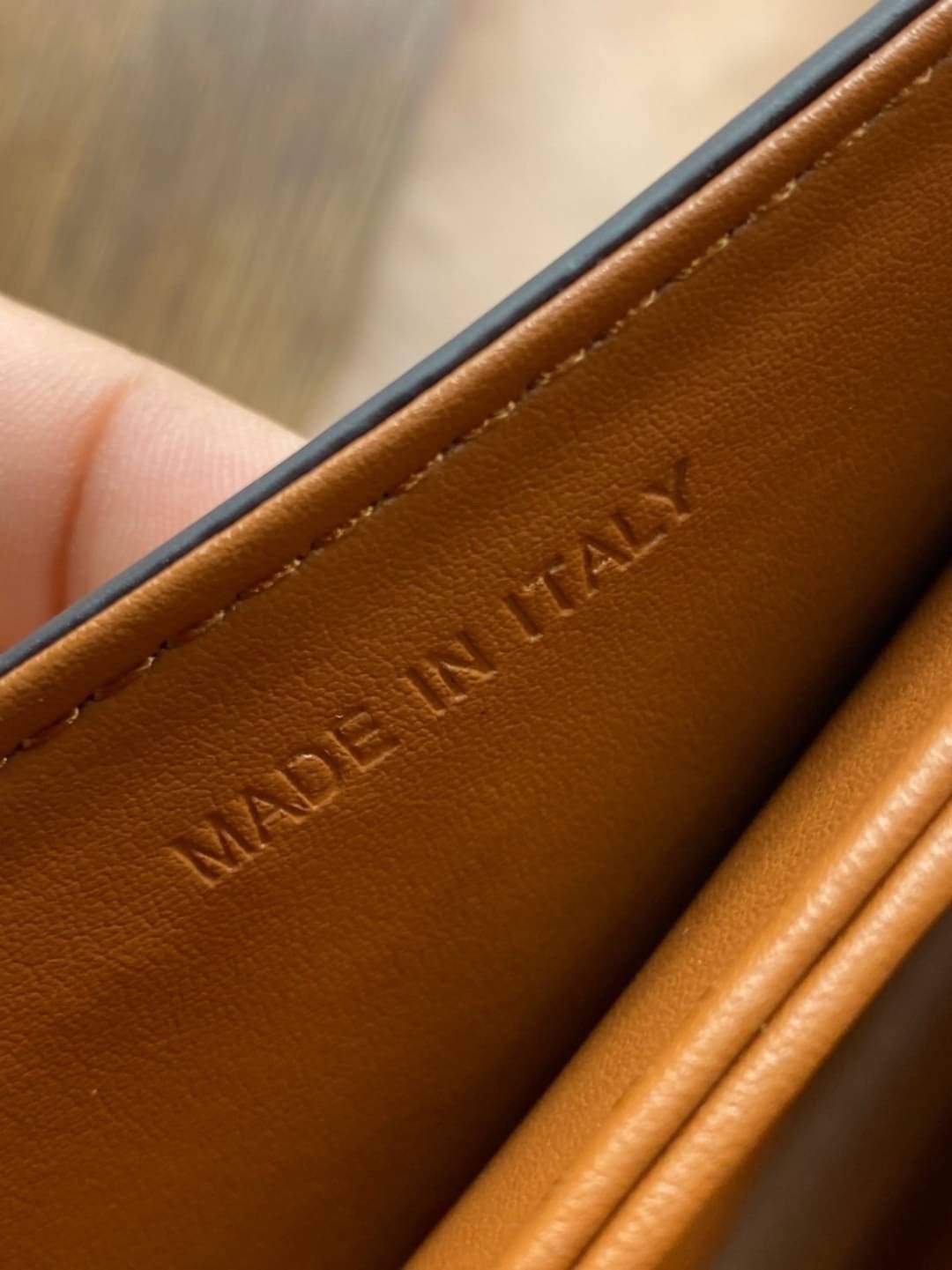 CELINE TRIOMPHE CROSSBODY BAG / CELINE TEEN ดีไซน์ยอดนิยมสไตล์ LISA ทรงสี่เหลี่ยมหนังสวยหรูอยู่ทรงเปิดปิดด้วยฝาปิดโลโก้แบรนด์อะไหล่ทอง ภายในมีช่องหลัก ช่องย่อย และช่องซิป สามารถใส่มือถือของใช้จุกจิกได้เยอะ มาพร้อมสายสะพายหนังยาวปรับระดับได้ จะสะพายไหล่ CR